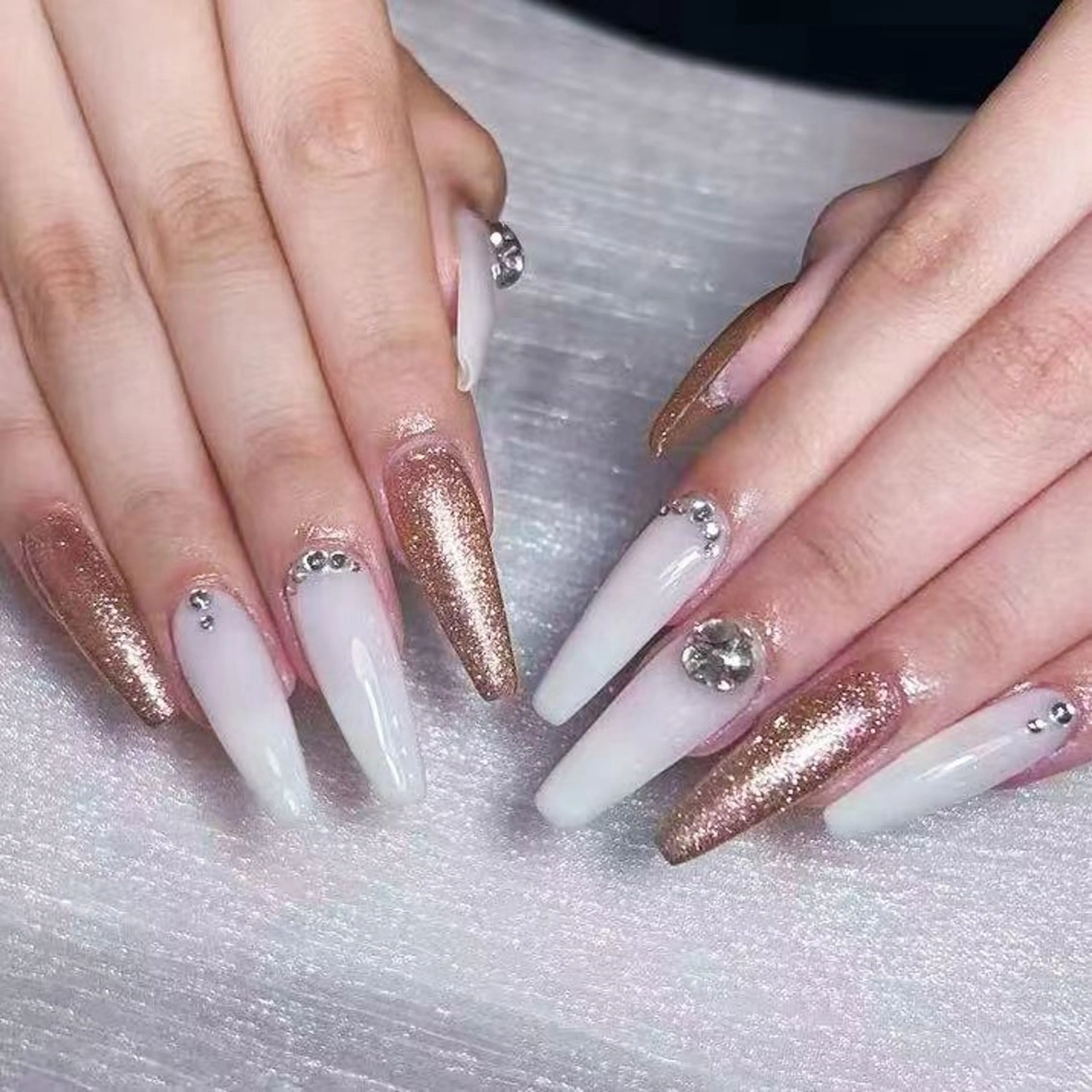 ネイル アートネイル オーロラネイル ガーリー キラキラネイル 韓国ネイル ハンドネイル ハンドケア DEMAIN- ERIのネイルデザイン