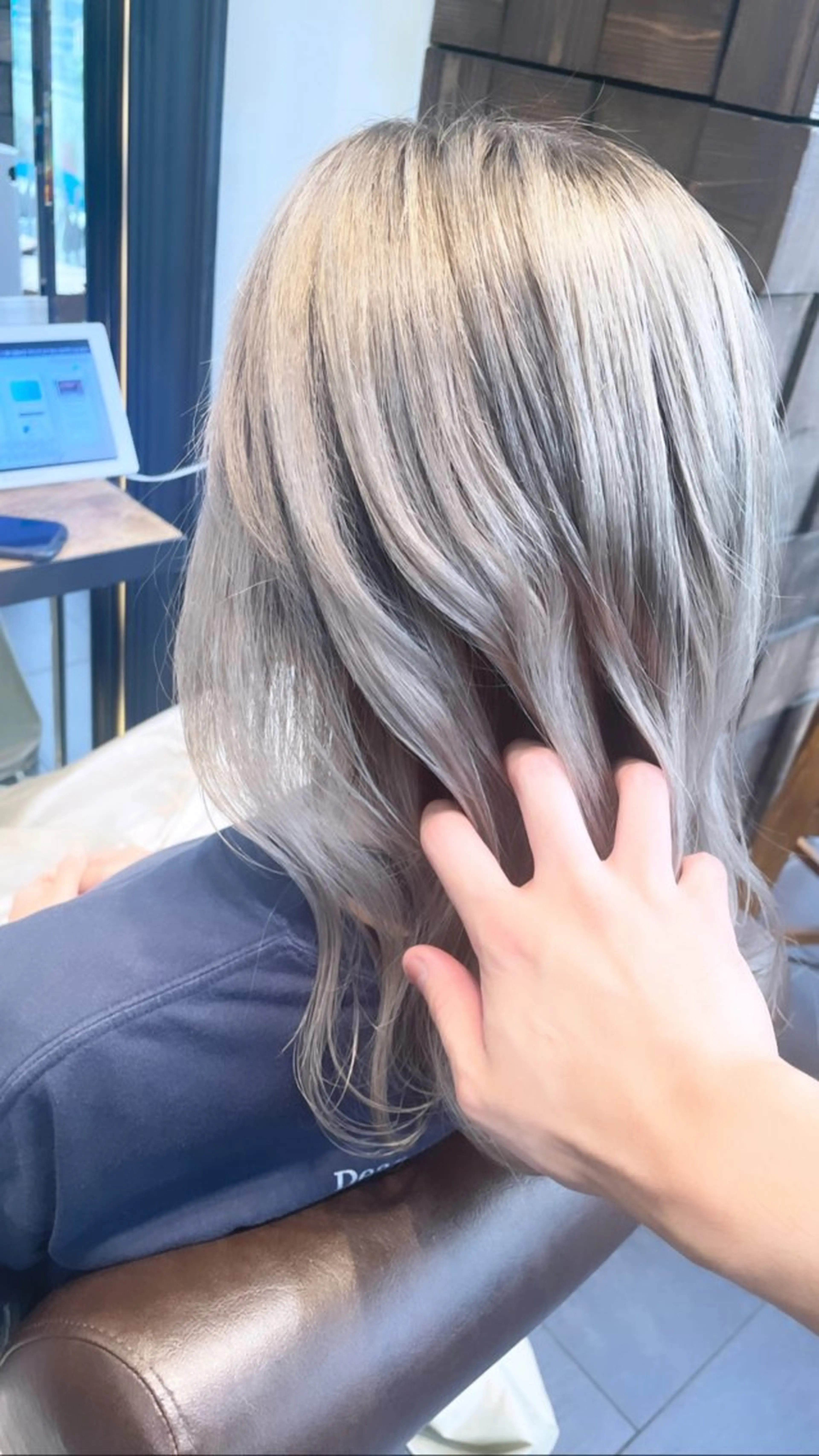 セミロング カラー ヘアカラー ブリーチ＆縮毛矯正 🧸tomoki🧸のヘアスタイル