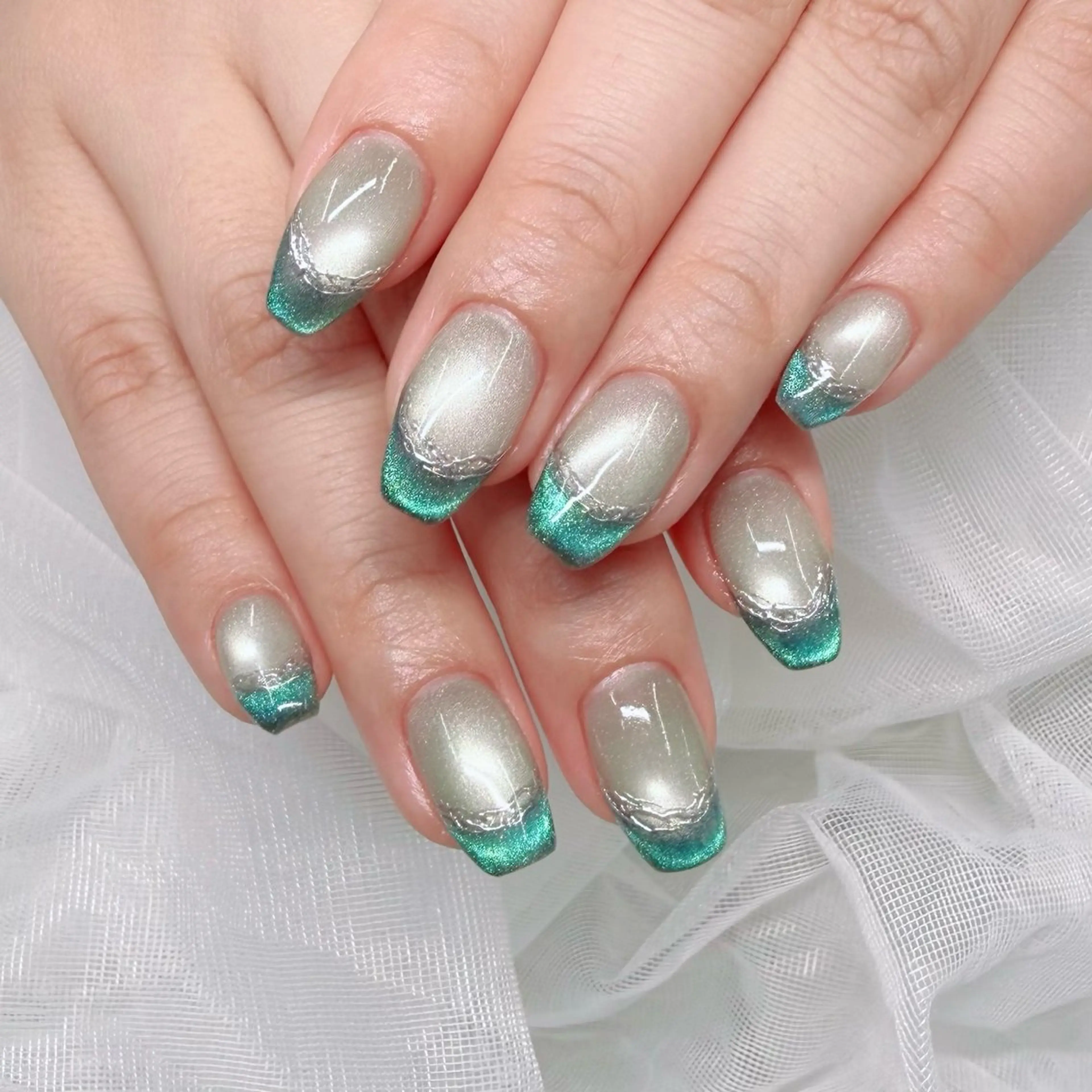 ネイル フレンチネイル グリーン ミラーネイル シルバー 春ネイル ハンドネイル Amie NAILのネイルデザイン