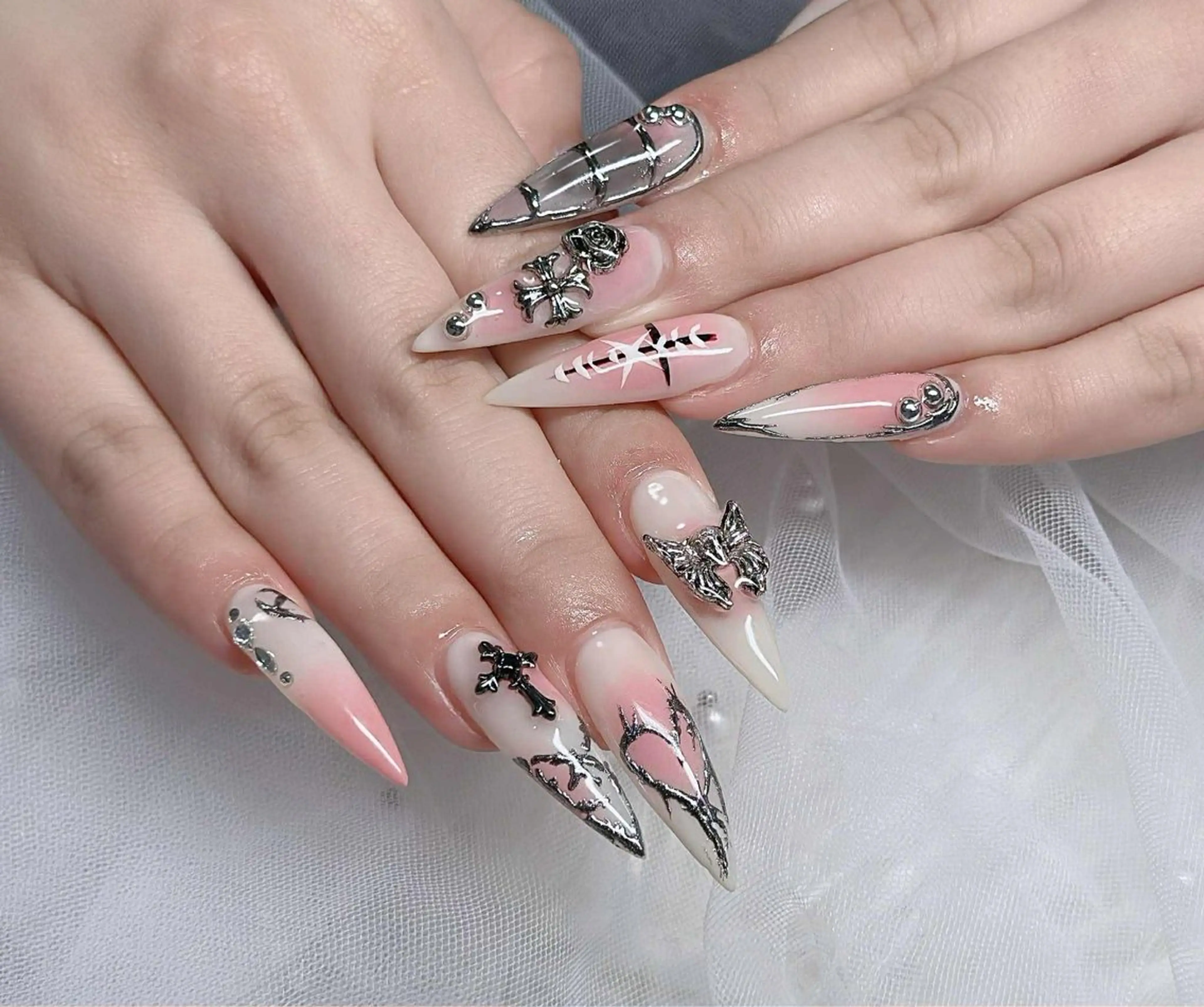 ネイル アートネイル ボルドー フレンチネイル ジェルネイル 氷ネイル・うるうるネイル ハンドネイル Julie Nails所属・Nguyenthuy Linhのネイルデザイン