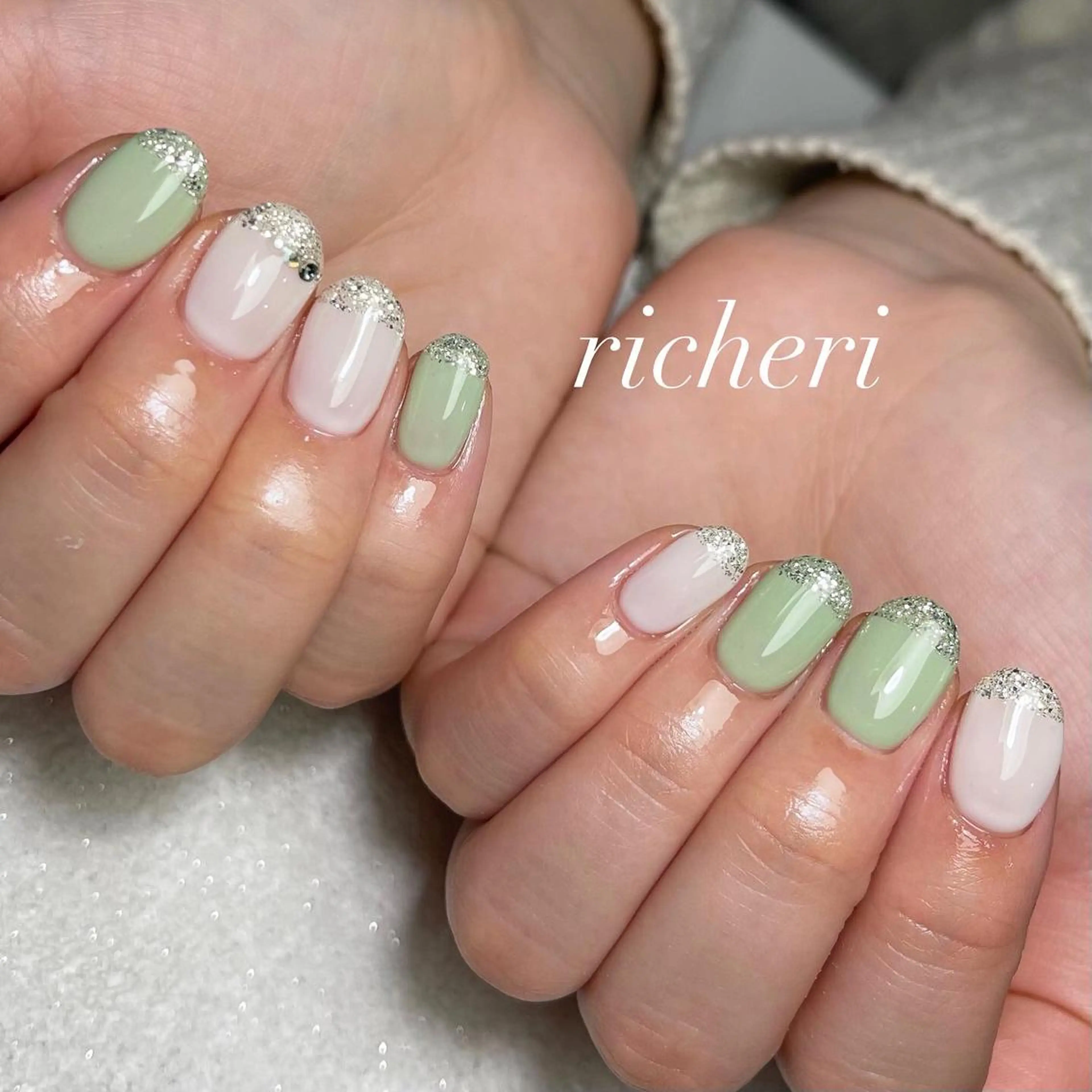 ミディアム ネイル アートネイル フレンチネイル ジェルネイル グリーン ラメ(グリッター) richeri beautyのネイルデザイン