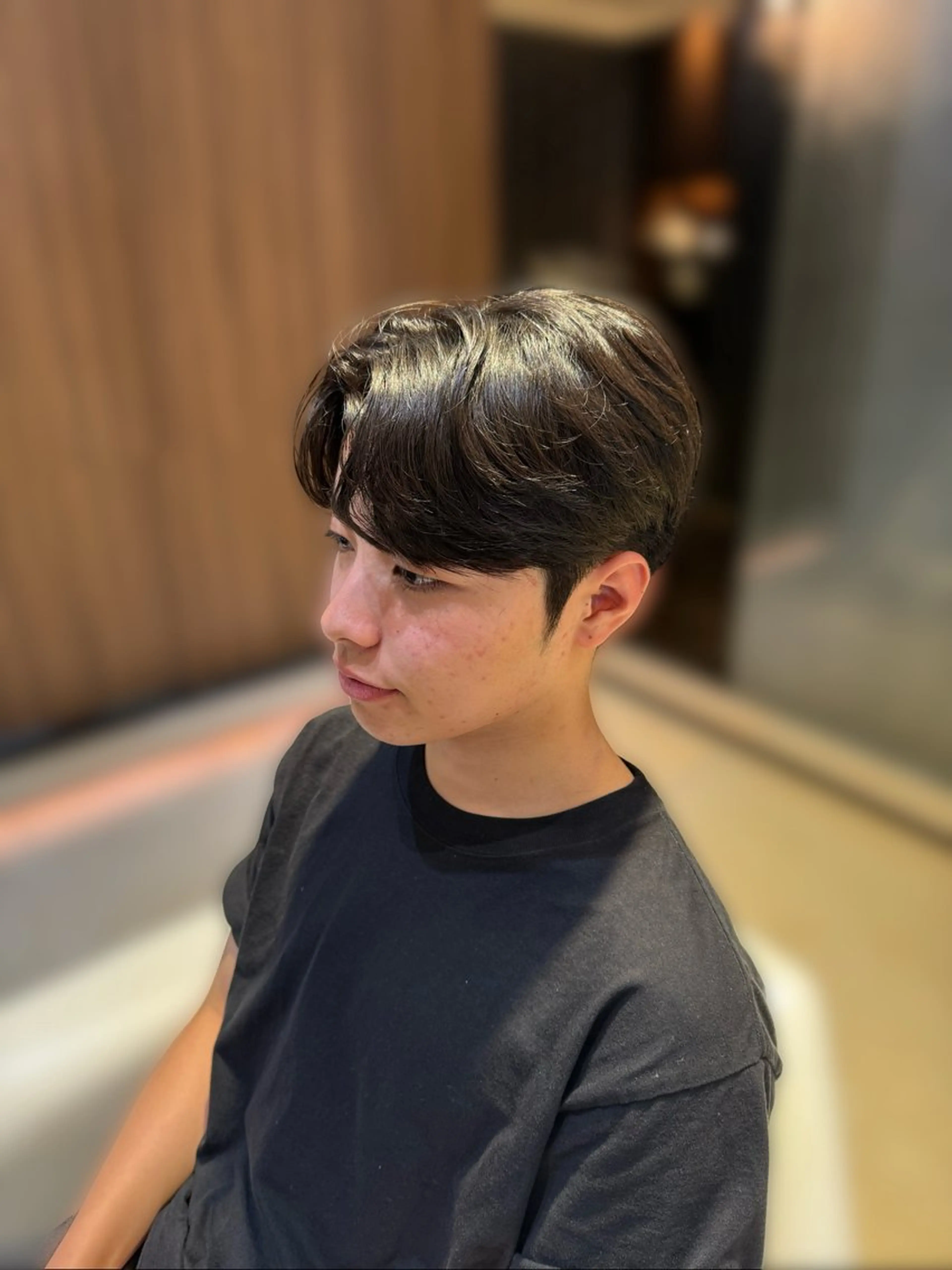 ショート パーマ メンズ センターパート コンマヘア ダウンパーマ カルマパーマ メンズ韓国風 YUKI🇰🇷 カルマ／ダウンパーマのヘアスタイル