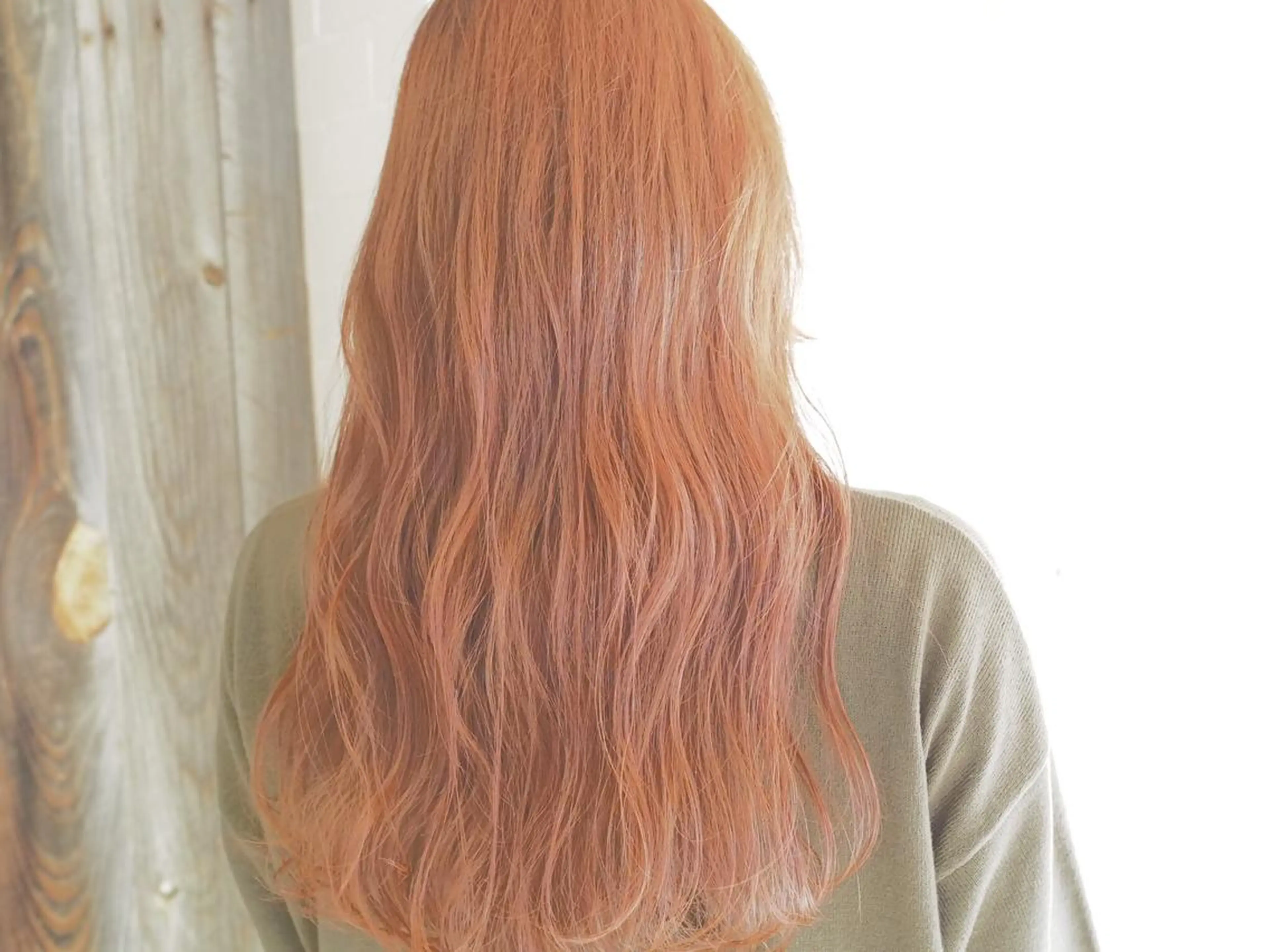 ロング カラー パーマ ヘアアレンジ メンズ オレンジ ピンクカラー メンズハイトーン メンズバレイヤージュのヘアスタイル