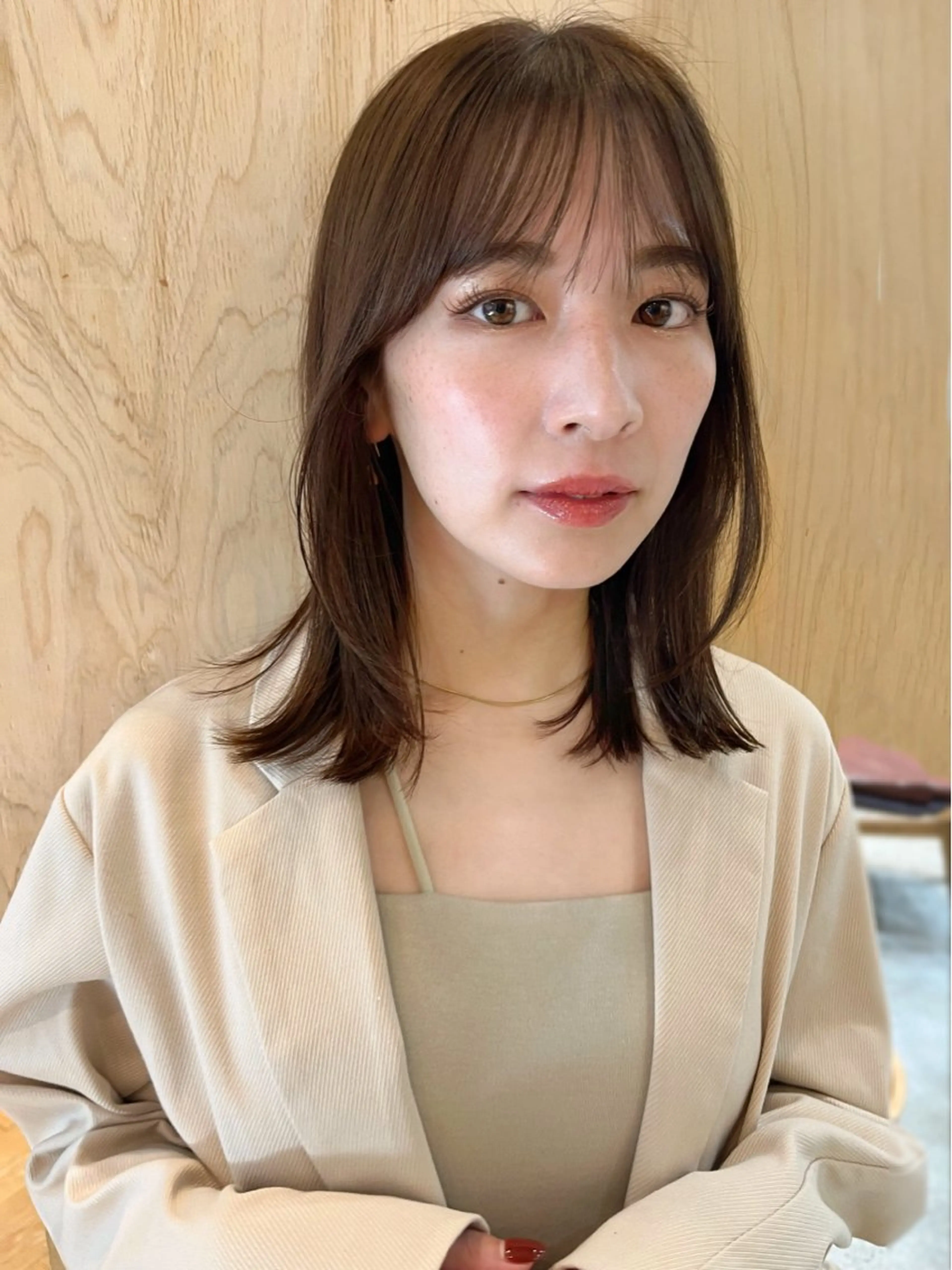 ミディアム カラー ミディアムレイヤー ベージュカラー 顔まわりレイヤー 顔周りカット レイヤーカット 顔周りカット/アレン ジ/カラー小野寺紗良のヘアスタイル