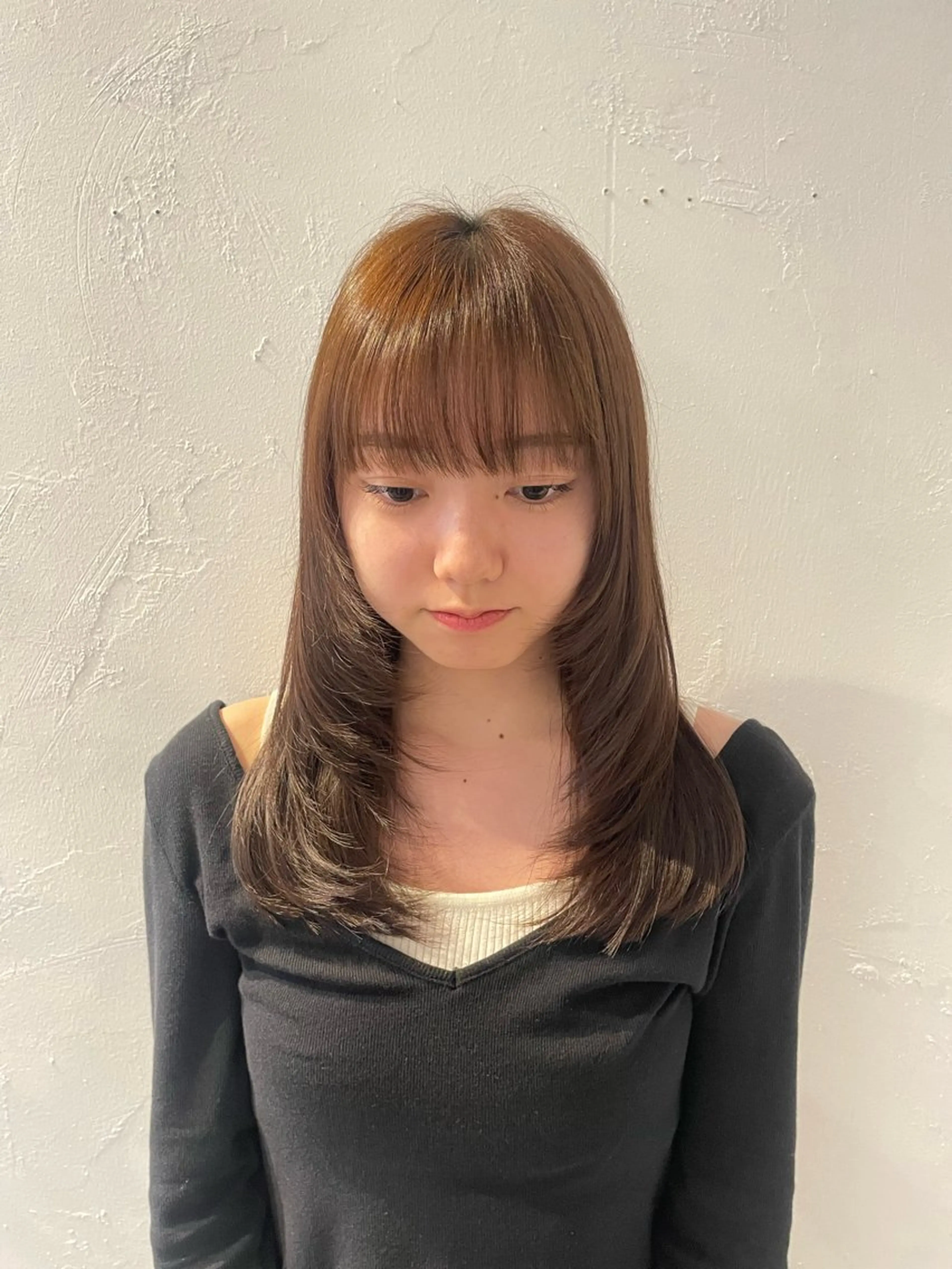 ロング ヘアアレンジ 顔周りカット 小顔カット mina / 透明感ベージュカラーのヘアスタイル