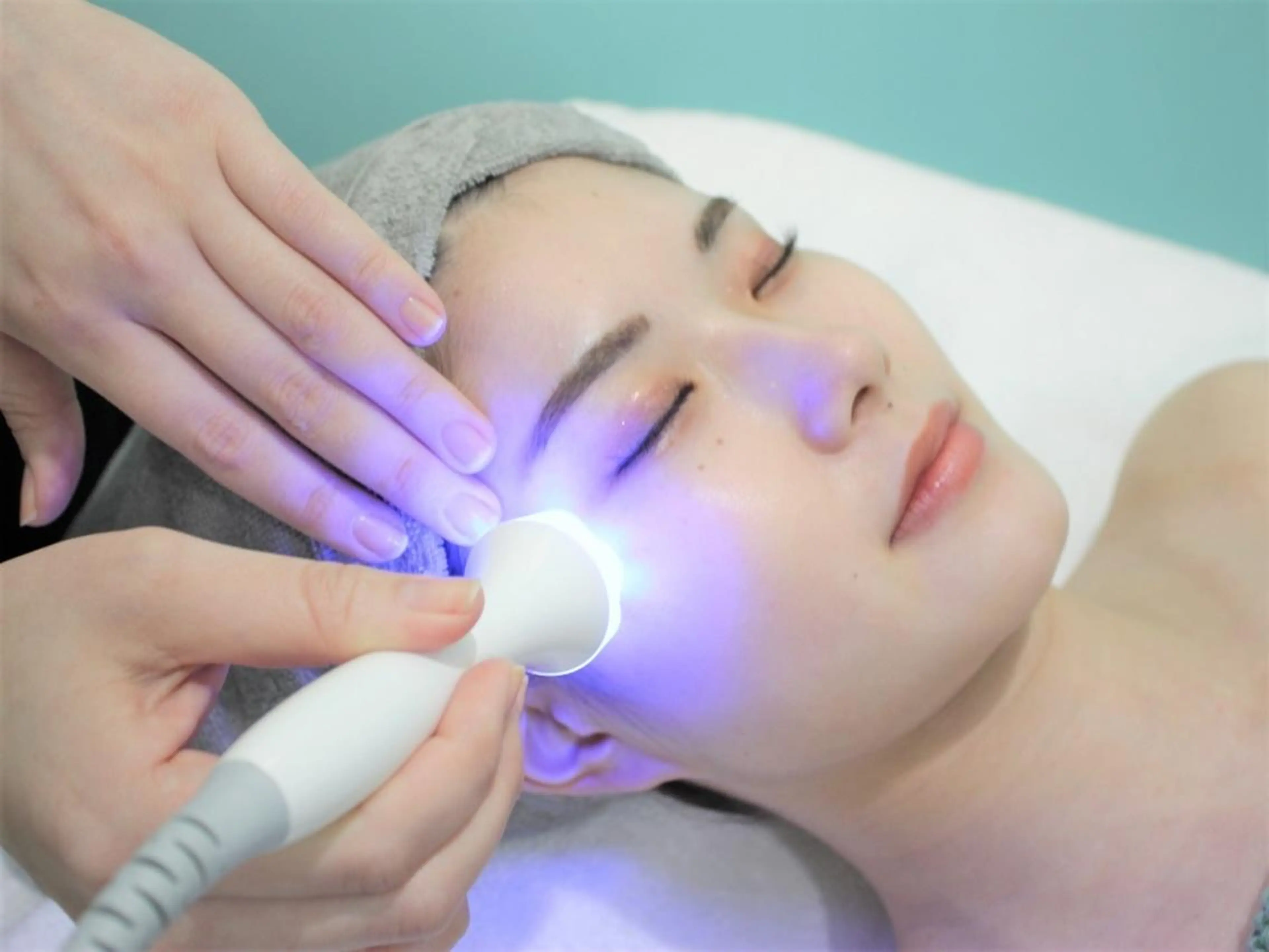 目元の茶クマコース【沈着】の写真