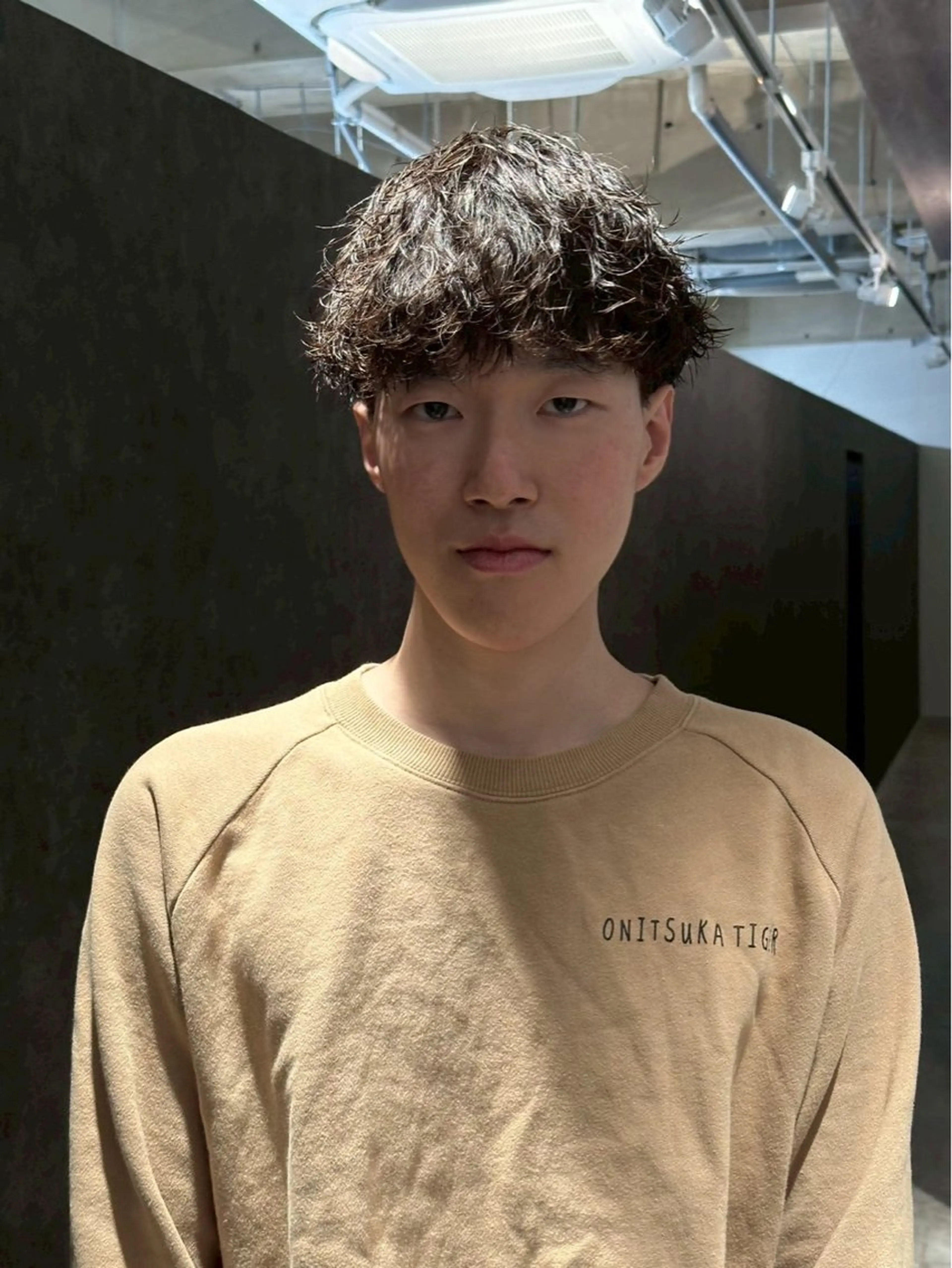 ショート パーマ メンズ メンズブリーチ センターパート フェードカット フェザーパーマ メンズハイライト カット パーマ トリートメント 金山駅前/メンズ パーマ/真柄 恒輝のヘアスタイル