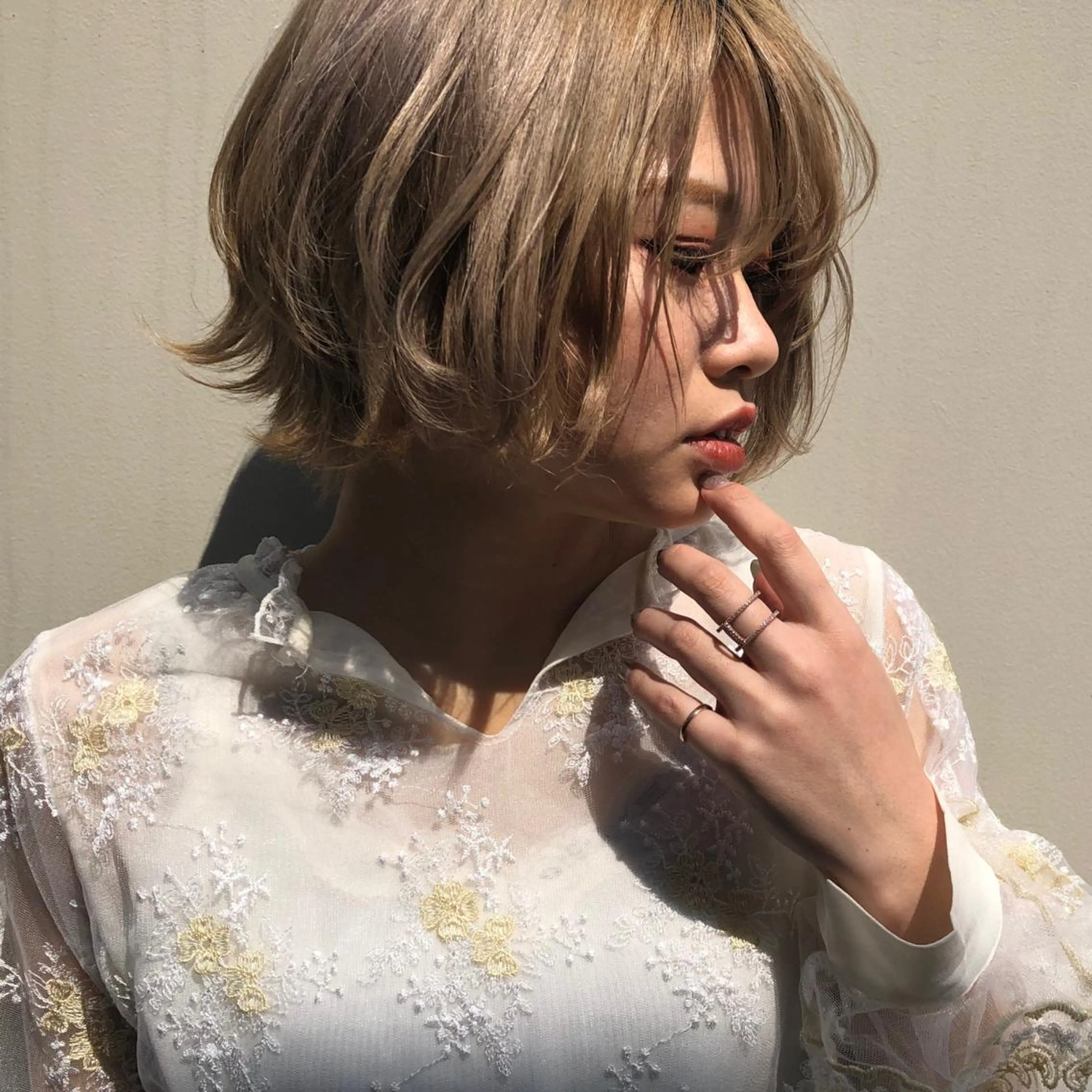 ショート カラー ベージュカラー ミルクティーベージュ ケアブリーチ/ エクステ/レイヤーのヘアスタイル