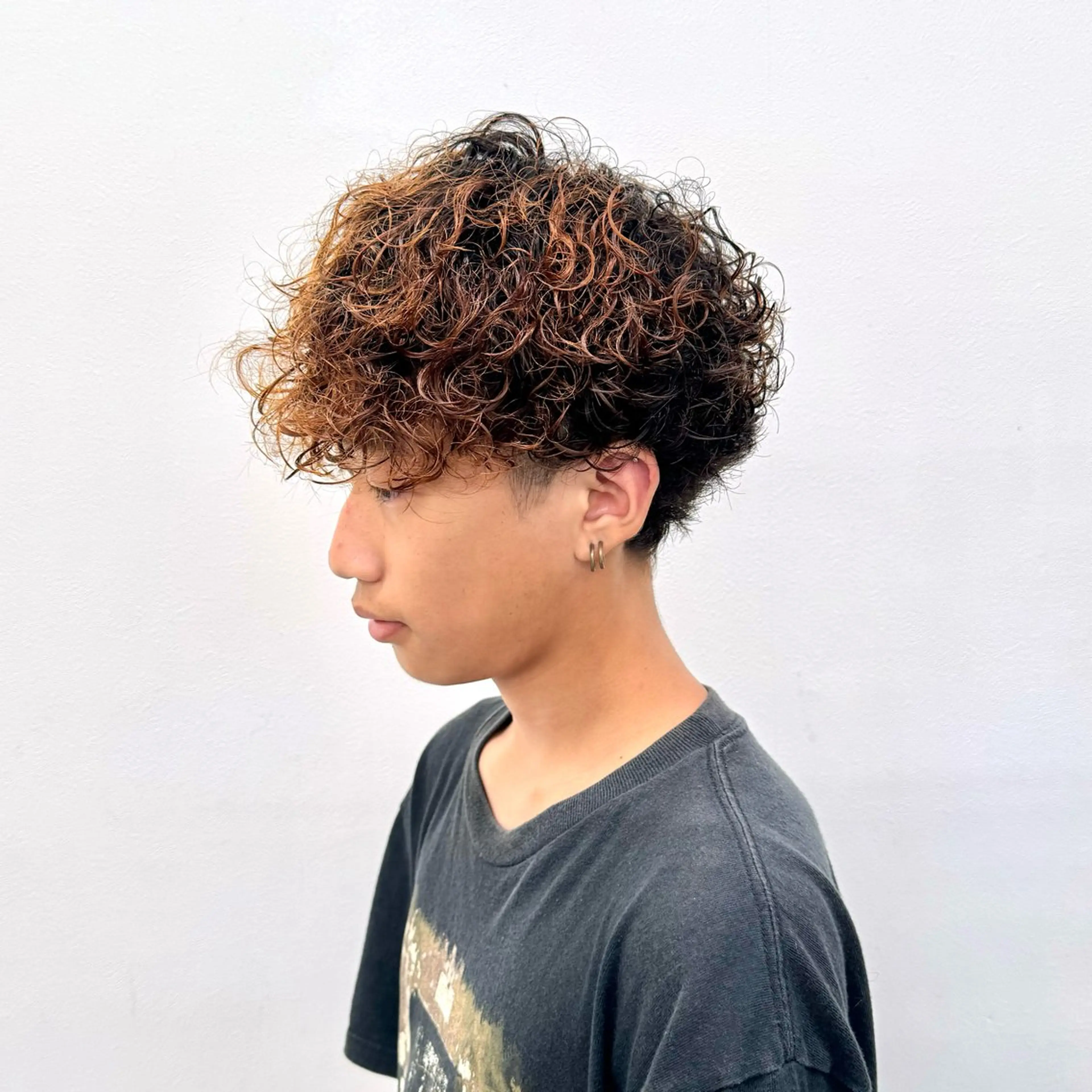 ミディアム パーマ ヘアアレンジ メンズ ミディアムパーマ メンズパーマ プードルパーマ プードルパーマ カット パーマ トリートメント ヘッドスパ ヘアセット 顔まわりカット の達人のヘアスタイル