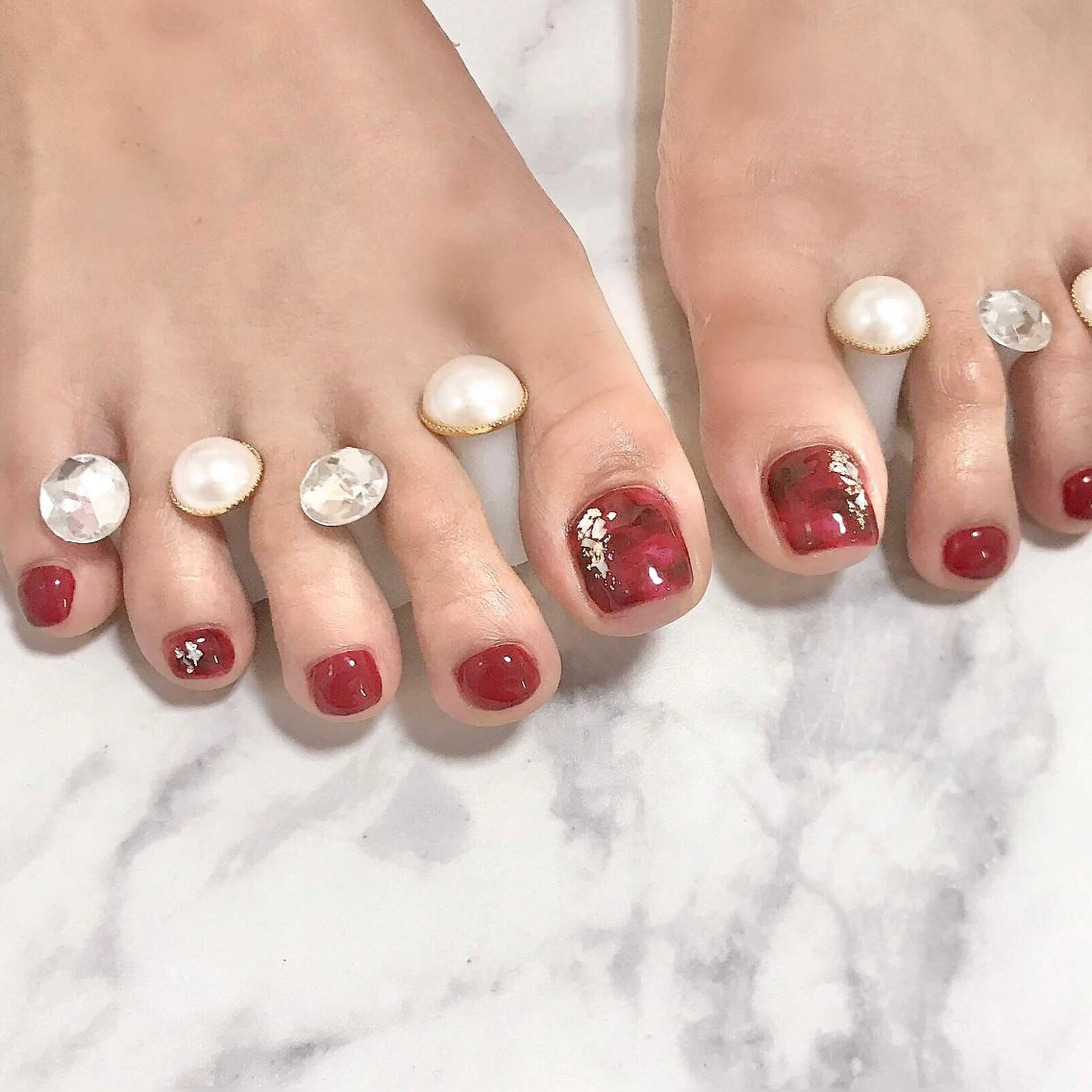 ネイル べっ甲ネイル フットネイル ニュアンスネイル ワンカラーネイル 赤色 フットネイル ステラ marikominoのネイルデザイン