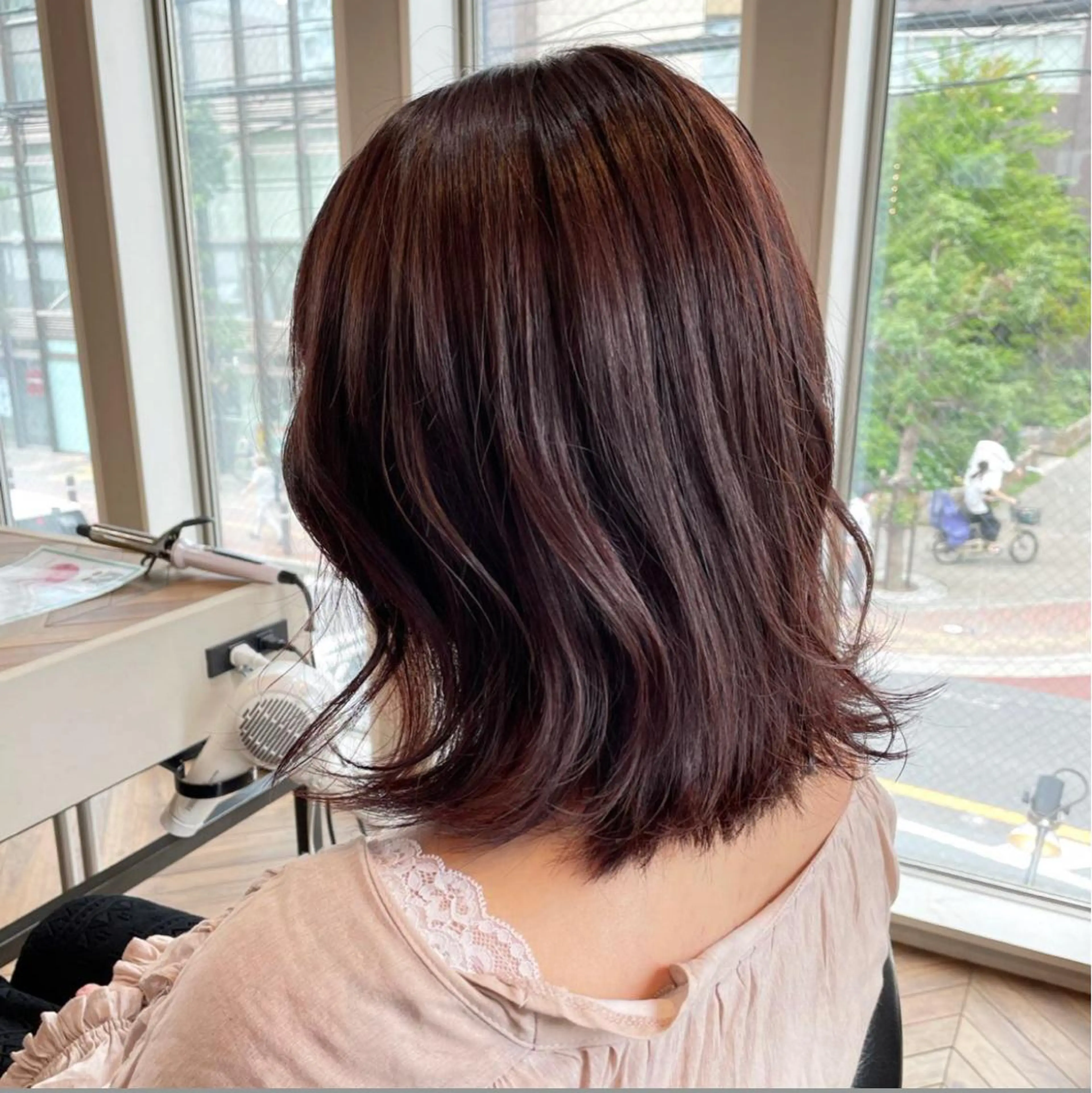 ショート 切りっぱなしボブイヤ リングカラー清水隆央のヘアスタイル