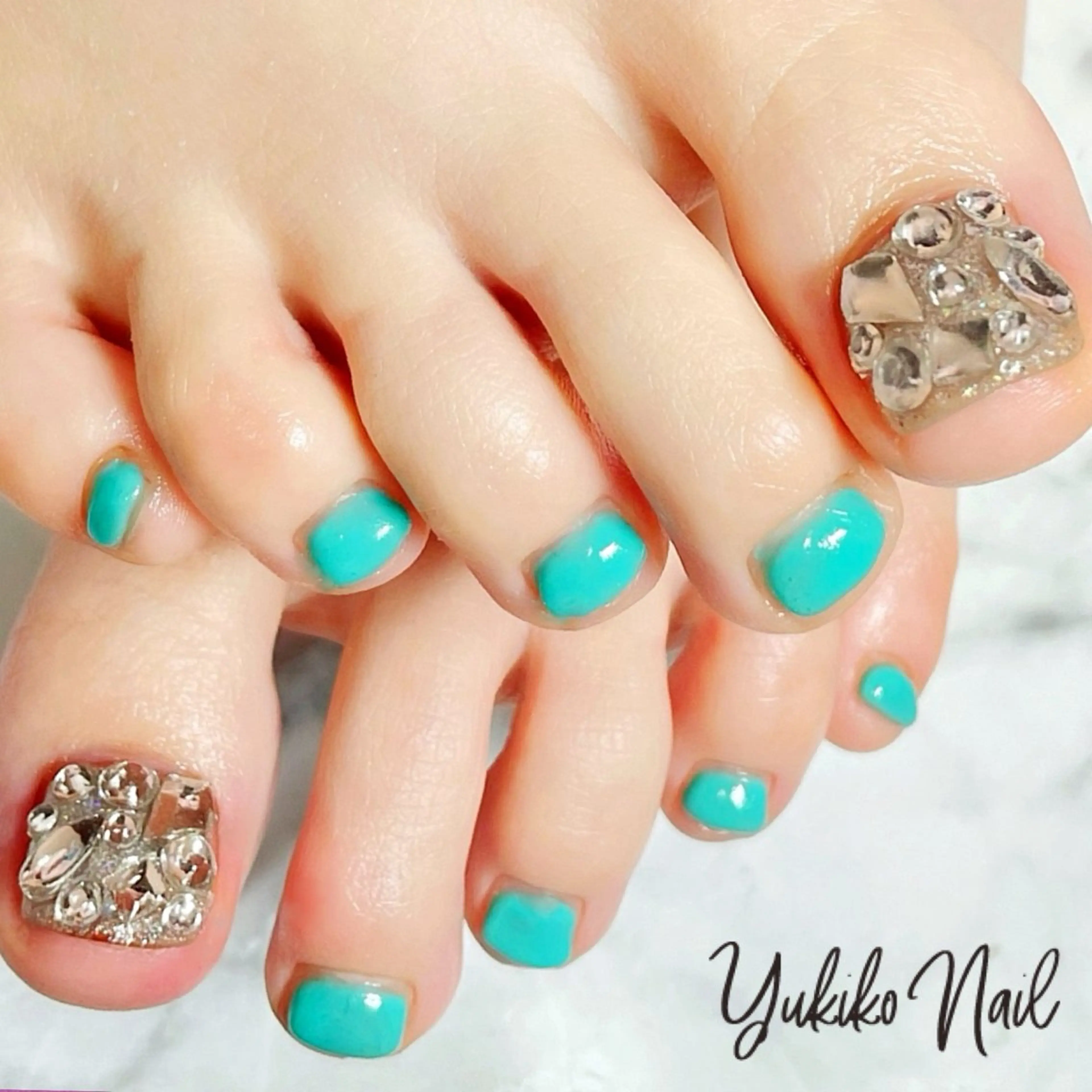 ネイル ブルー ゴージャス キラキラネイル ワンカラーネイル ストーンネイル フットネイル ユキコ ネイルのネイルデザイン