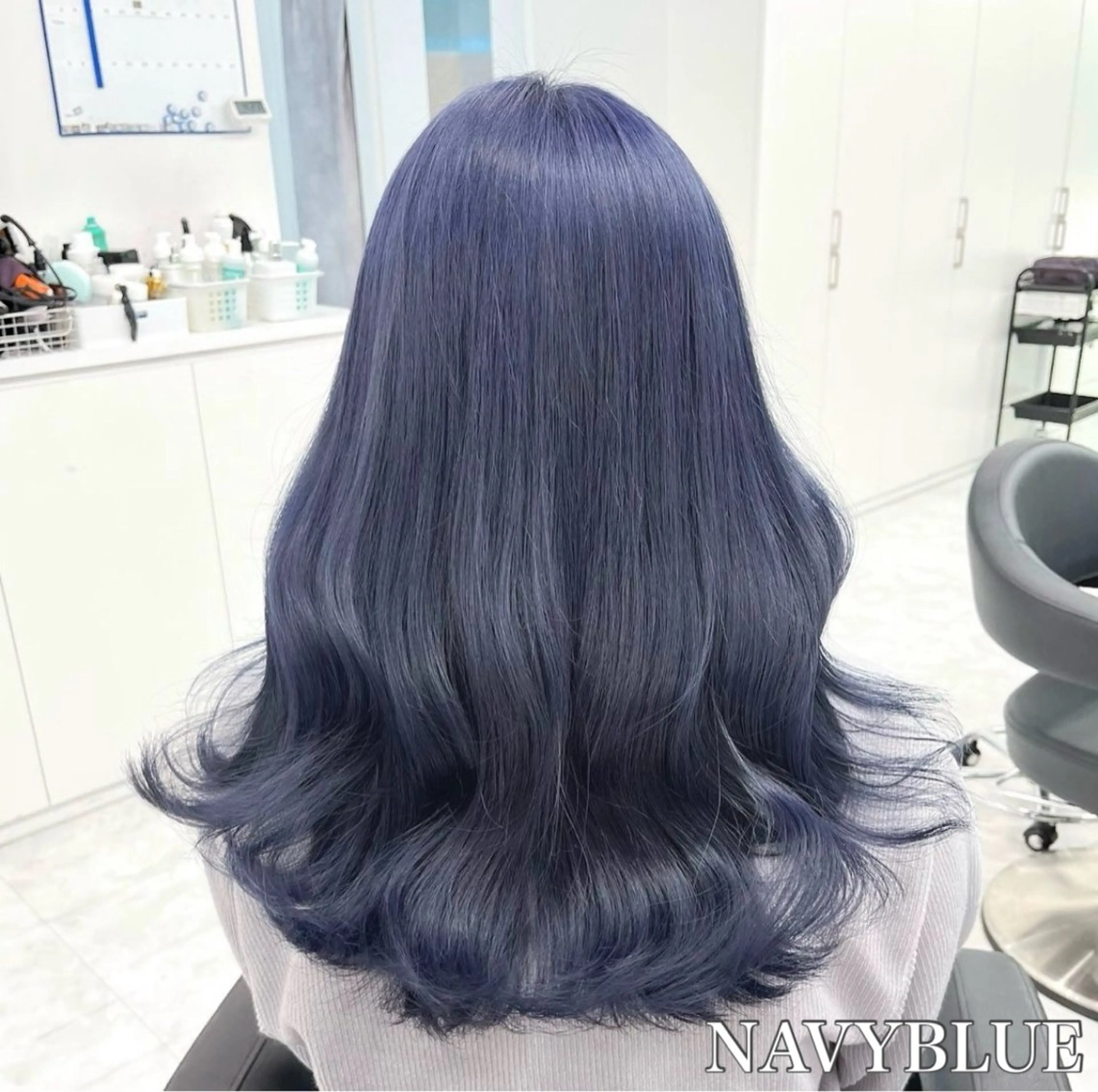 セミロング カラー ヘアアレンジ シルバー 🩵ダメージレス艶感 ハイトーン🩷のヘアスタイル