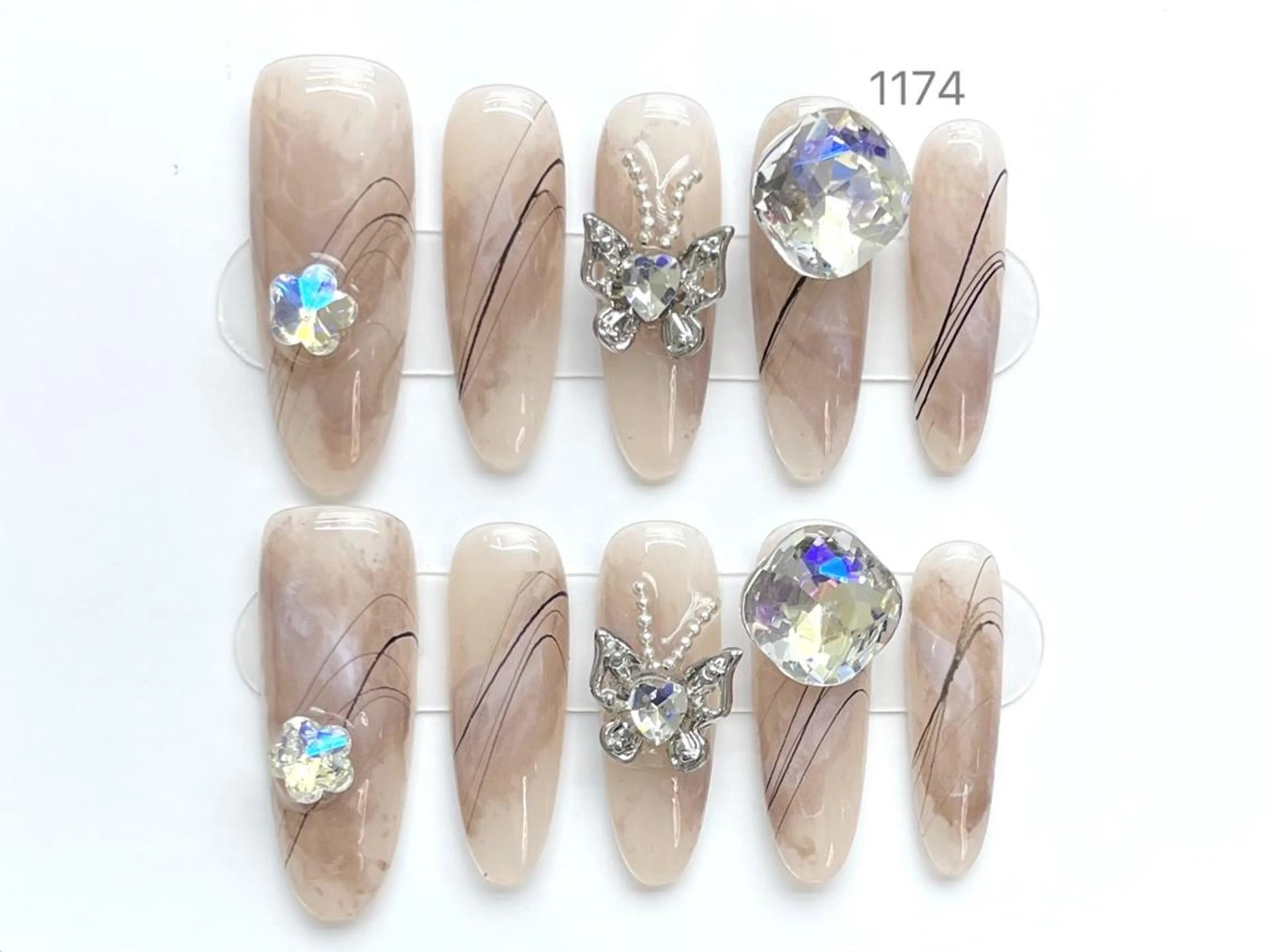 ネイル ハンドネイル ハンドケア Queenie 🦋のネイルデザイン