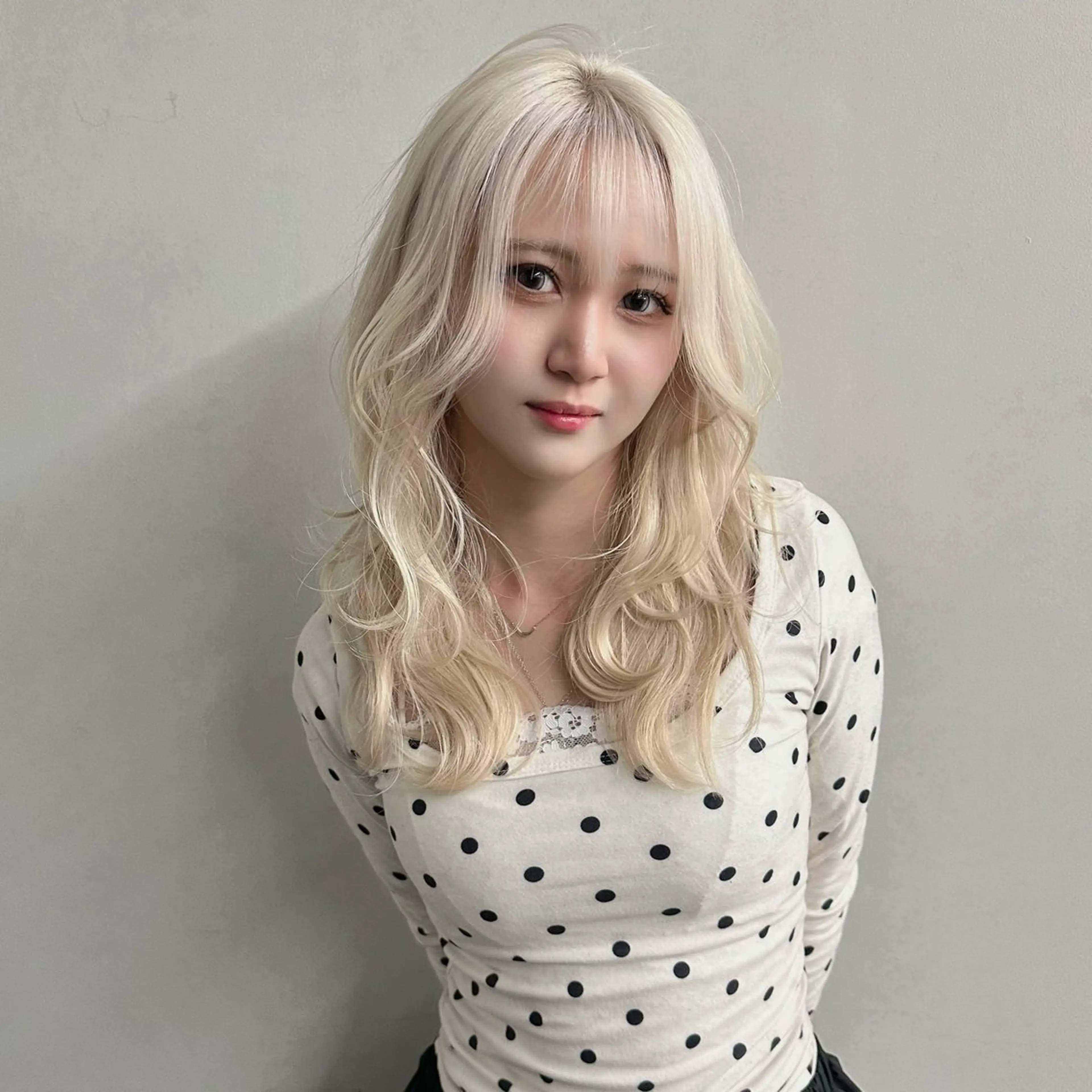 ミディアム ウルフとハイトーン みっちー✂️のヘアスタイル