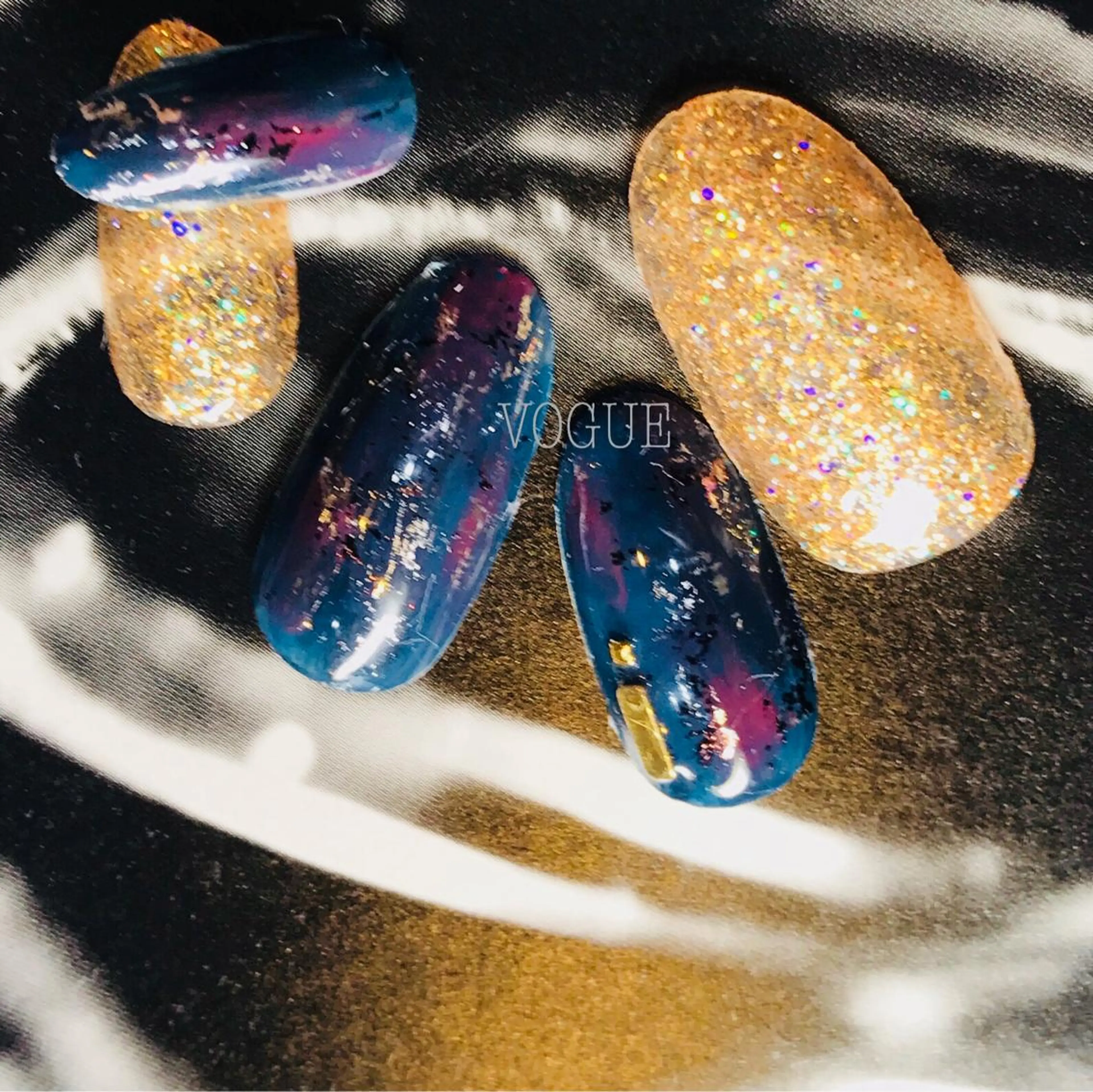 ネイル ゴールド ラメ(グリッター) ニュアンスネイル ハンドネイル VOGUE ×SWANのネイルデザイン