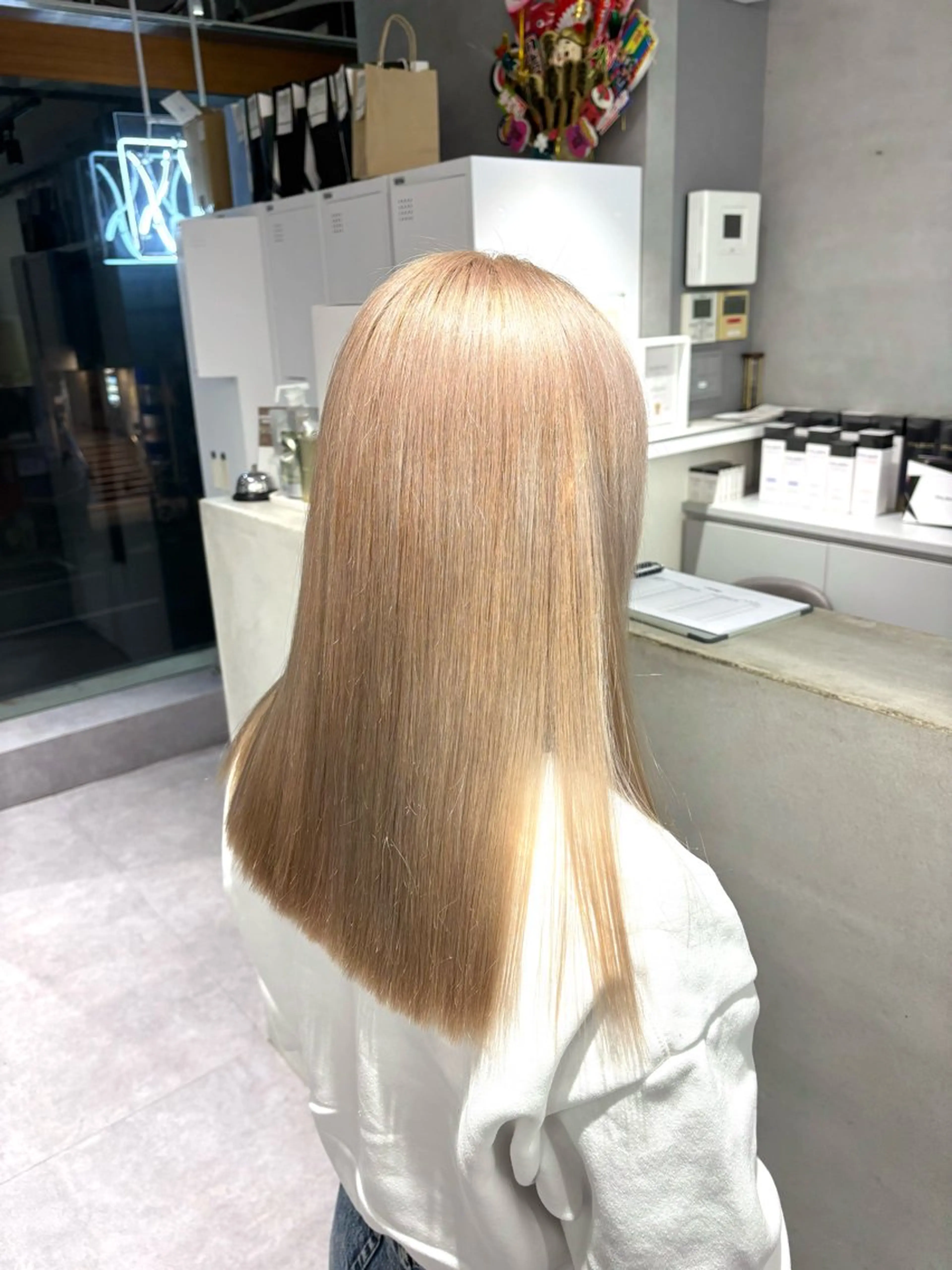 ミディアム カラー ベージュカラー ブリーチ ミルクティーベージュ カット ヘアカラー ハイトーン/北堀江 💎Shoseiのヘアスタイル