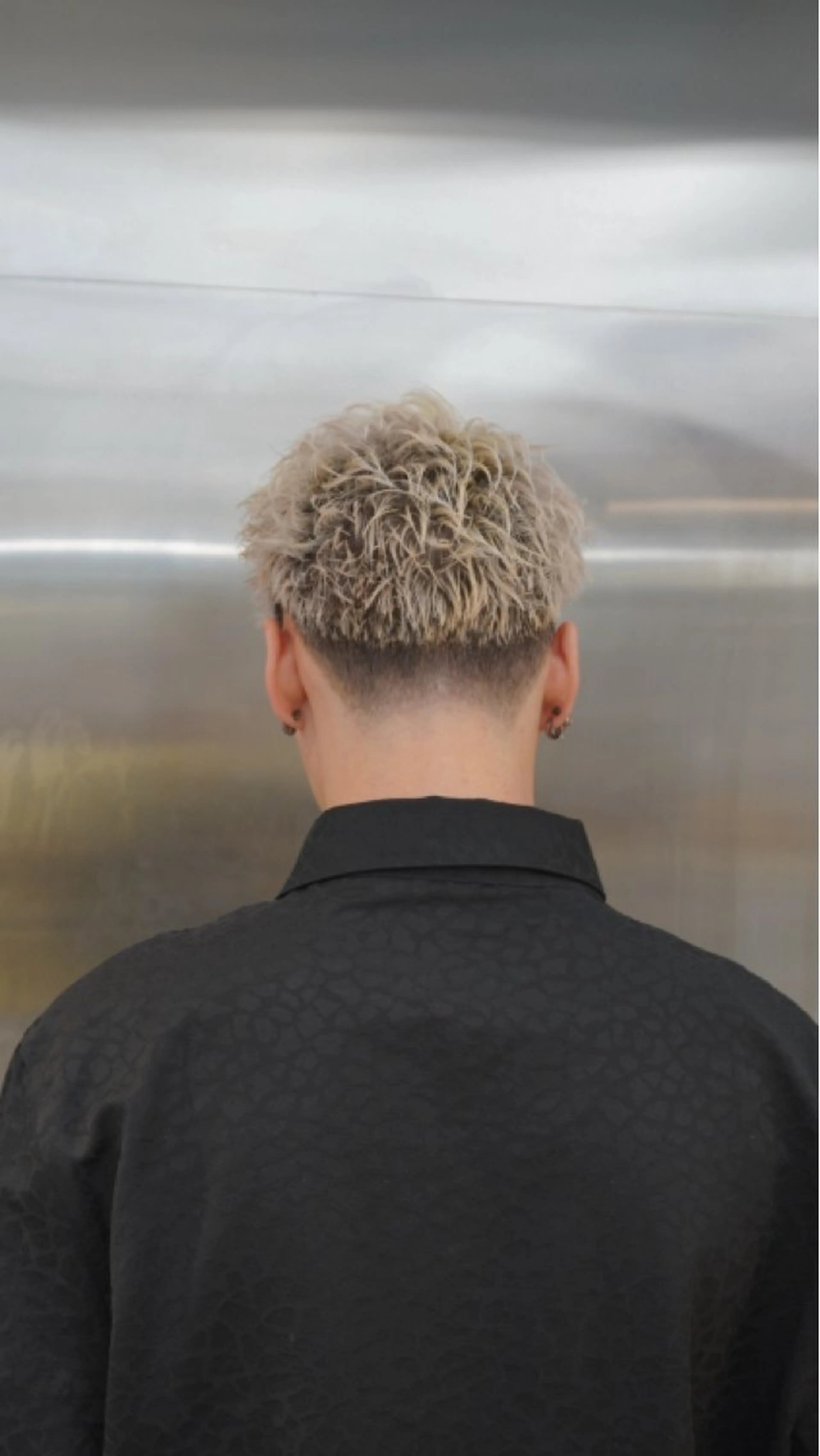 カラー メンズ メンズブリーチ センターパート フェードカット フェザーパーマ カルマパーマ カット ヘアカラー HIKARI メンズ満足度No.1のヘアスタイル