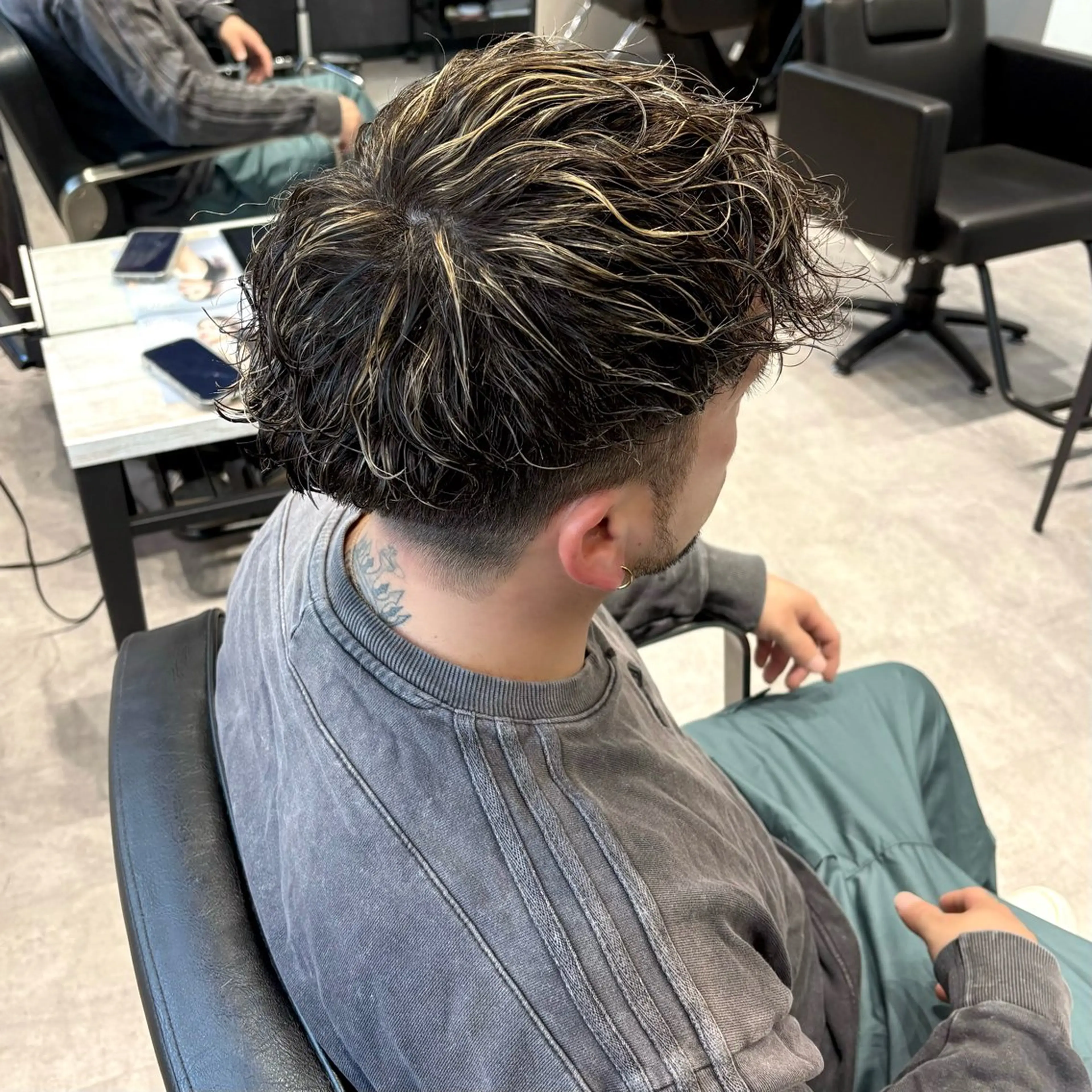 ミディアム カラー パーマ メンズ ミディアムパーマ メンズメッシュ メンズパーマ スペインカール メッシュ カット ヘアカラー パーマ 浜松/メンズサロン/ Yuna🐈‍⬛🫧のヘアスタイル