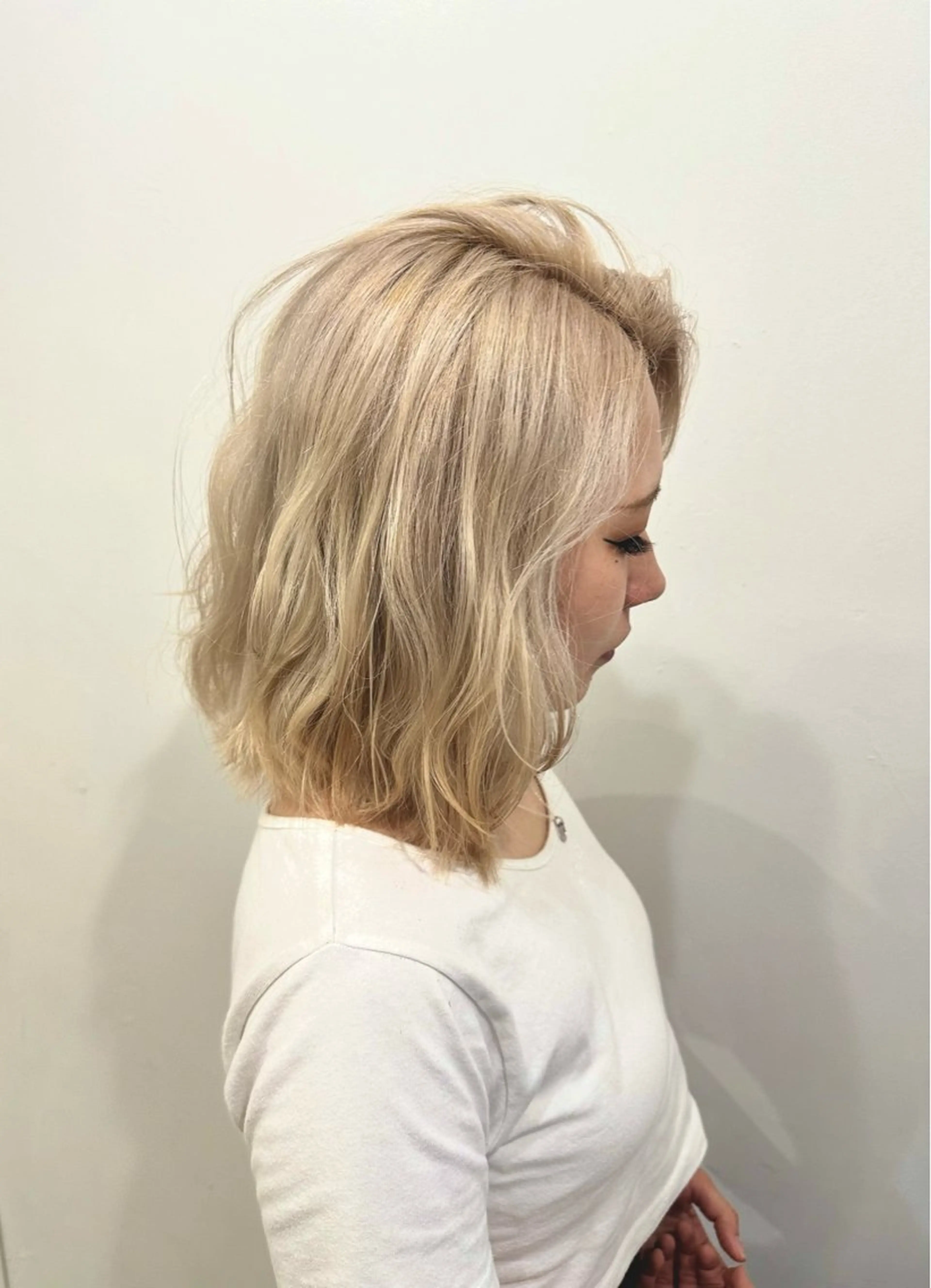 ミディアム カラー ヘアアレンジ ミディアムレイヤー ブリーチ ブロンド ケアブリーチ レイヤーカット カット ヘアカラー SALOWIN京都河原町Suite店所属・外国人風レイヤー/ ハイトーンSHUのヘアスタイル