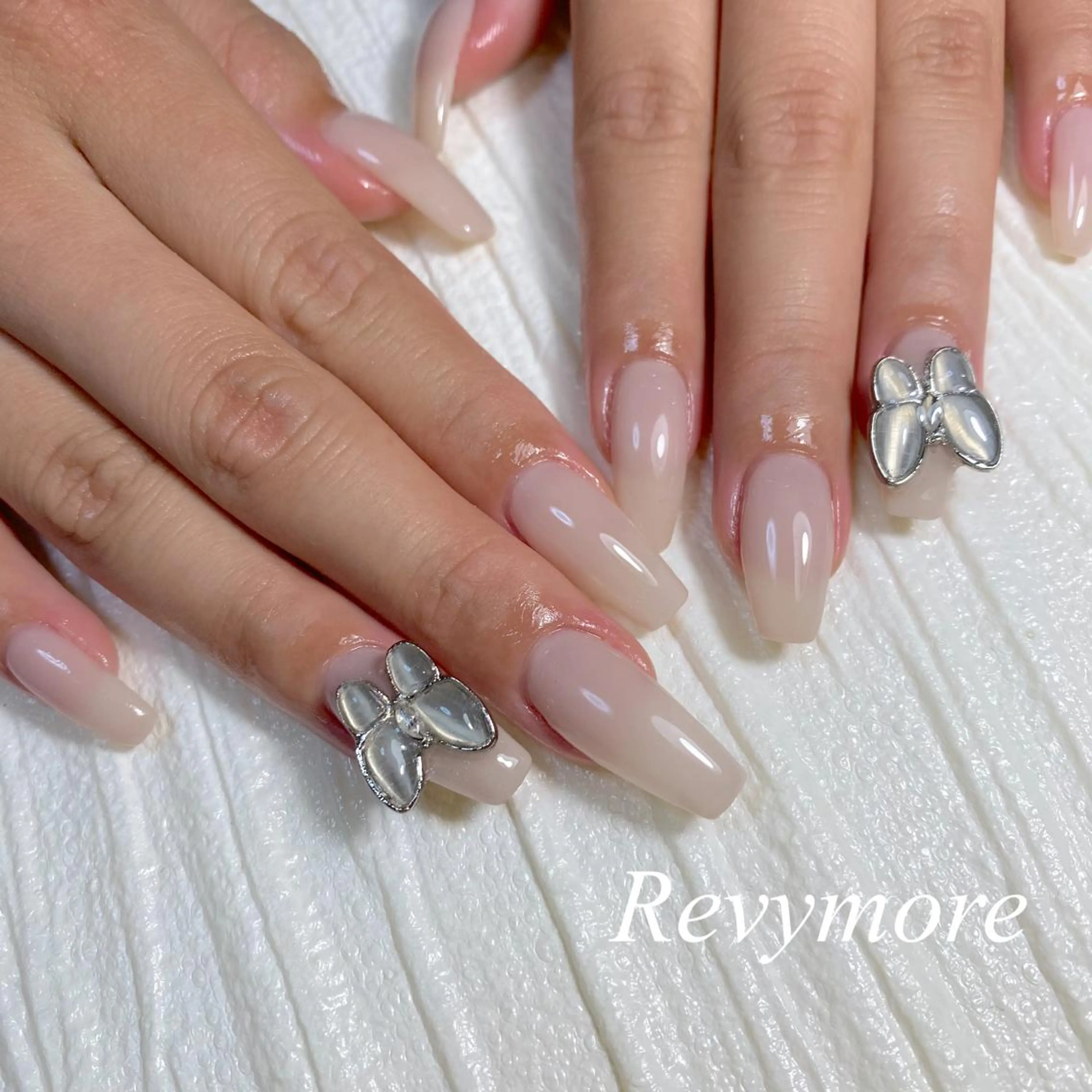 ロング ネイル 韓国風ヘア ジェルネイル キラキラネイル 韓国ネイル ニュアンスネイル nail salon Revymore所属・nail salon Revymoreのネイルデザイン