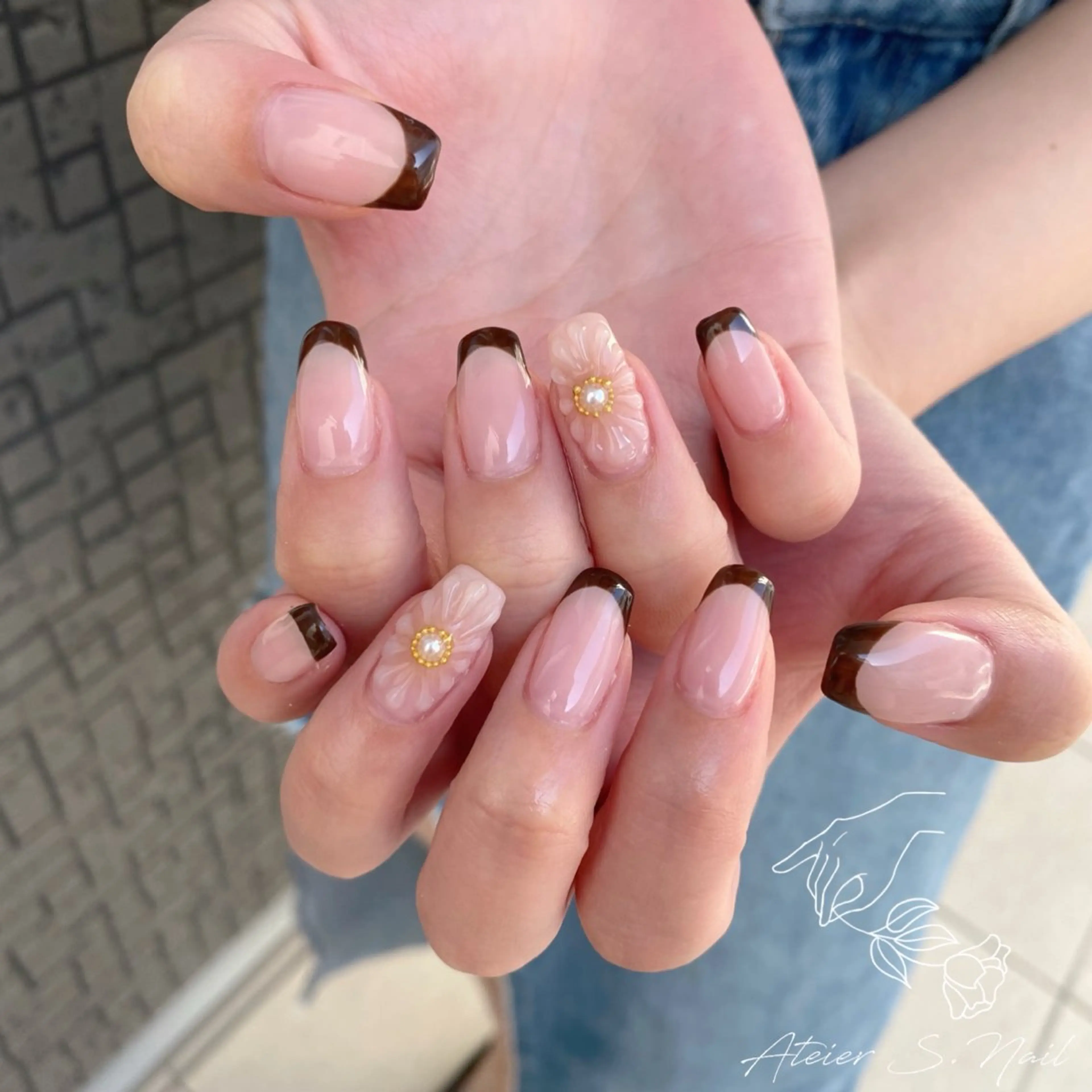 ネイル ブラウン フラワーネイル フレンチネイル ぷっくりネイル Atelier S.nailのネイルデザイン