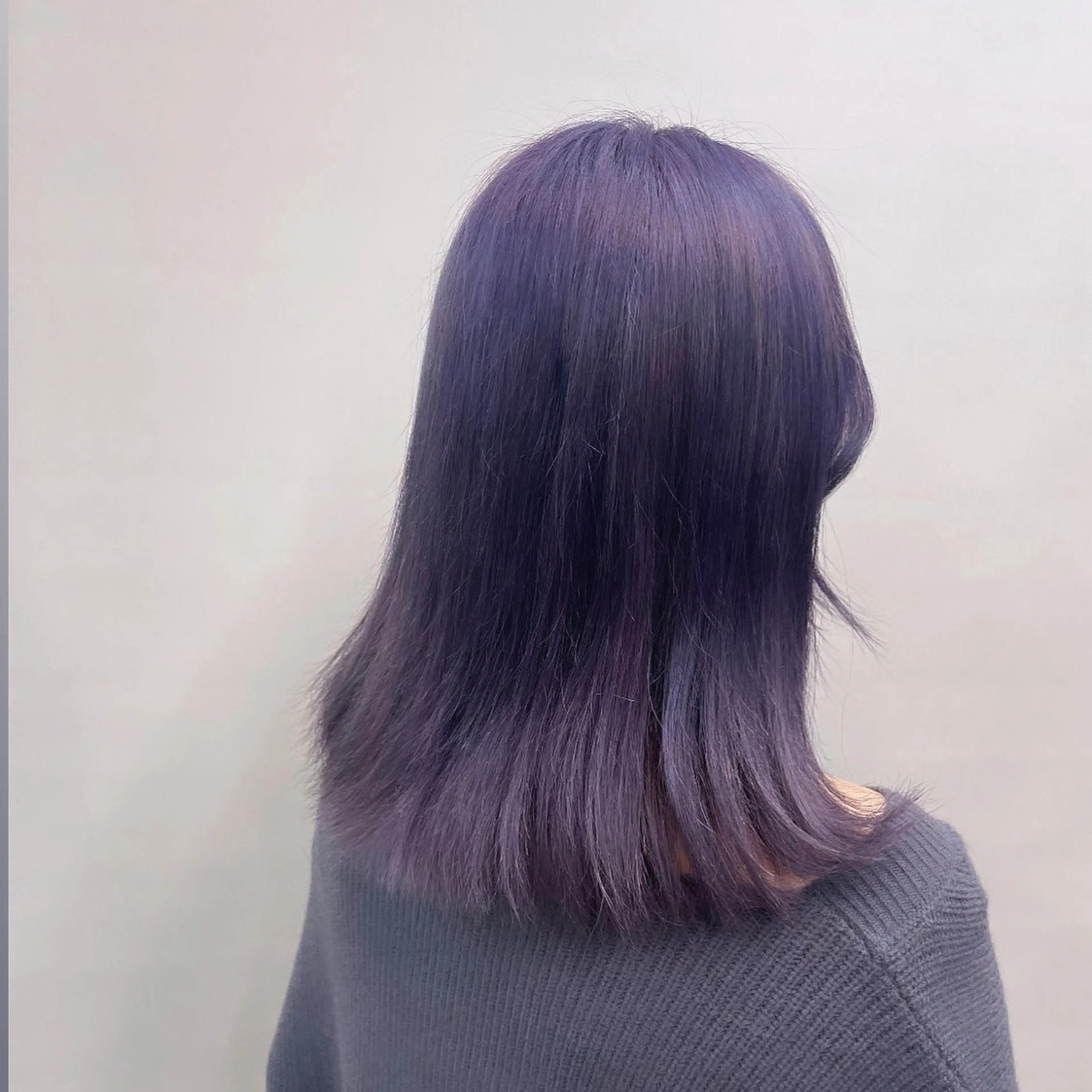 ミディアム パープルカラー ヘアカラー トリートメント 手塚 由佳のヘアスタイル