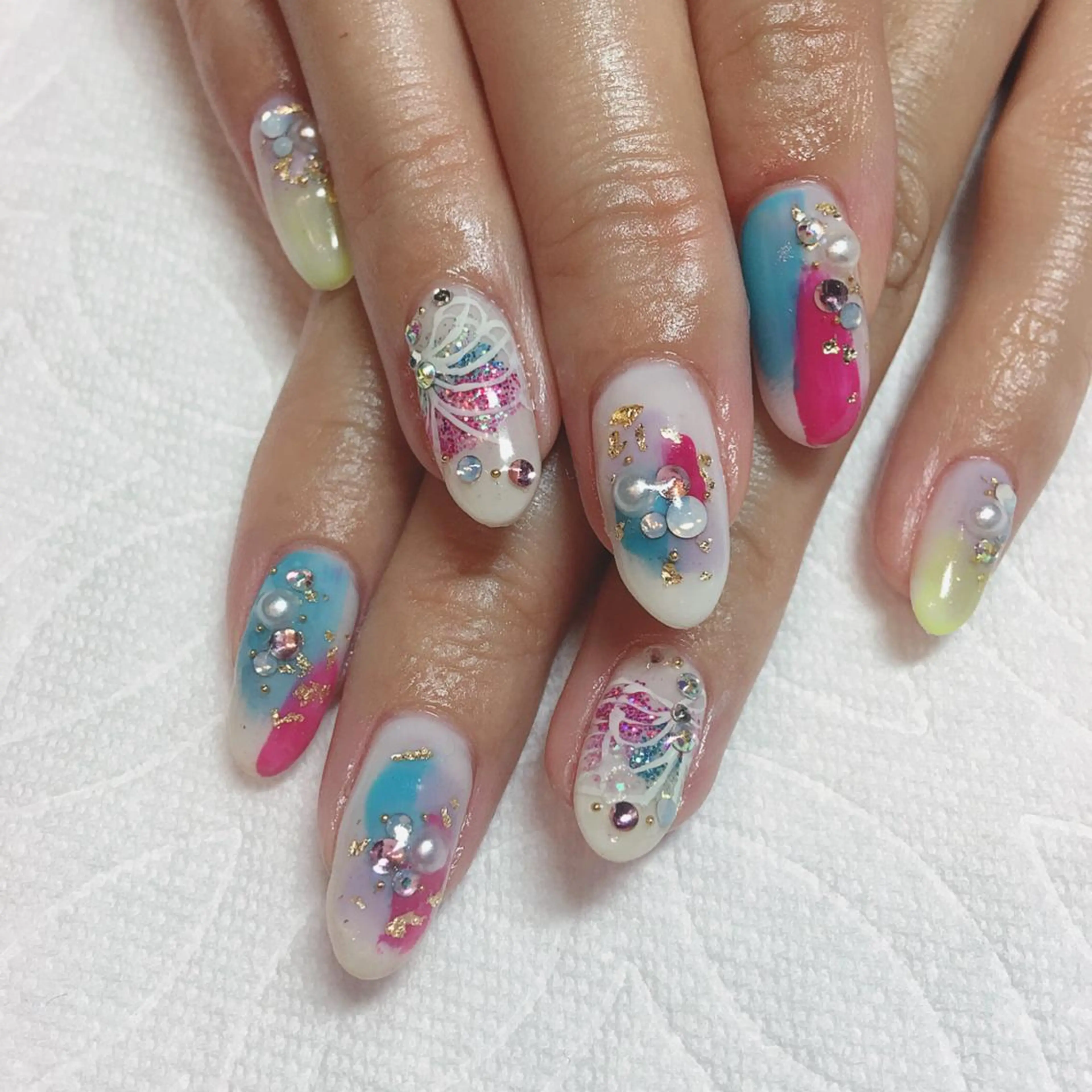 ネイル アートネイル ジェルネイル キラキラネイル ストーンネイル THECOLORS所属・近貞 莉奈のネイルデザイン