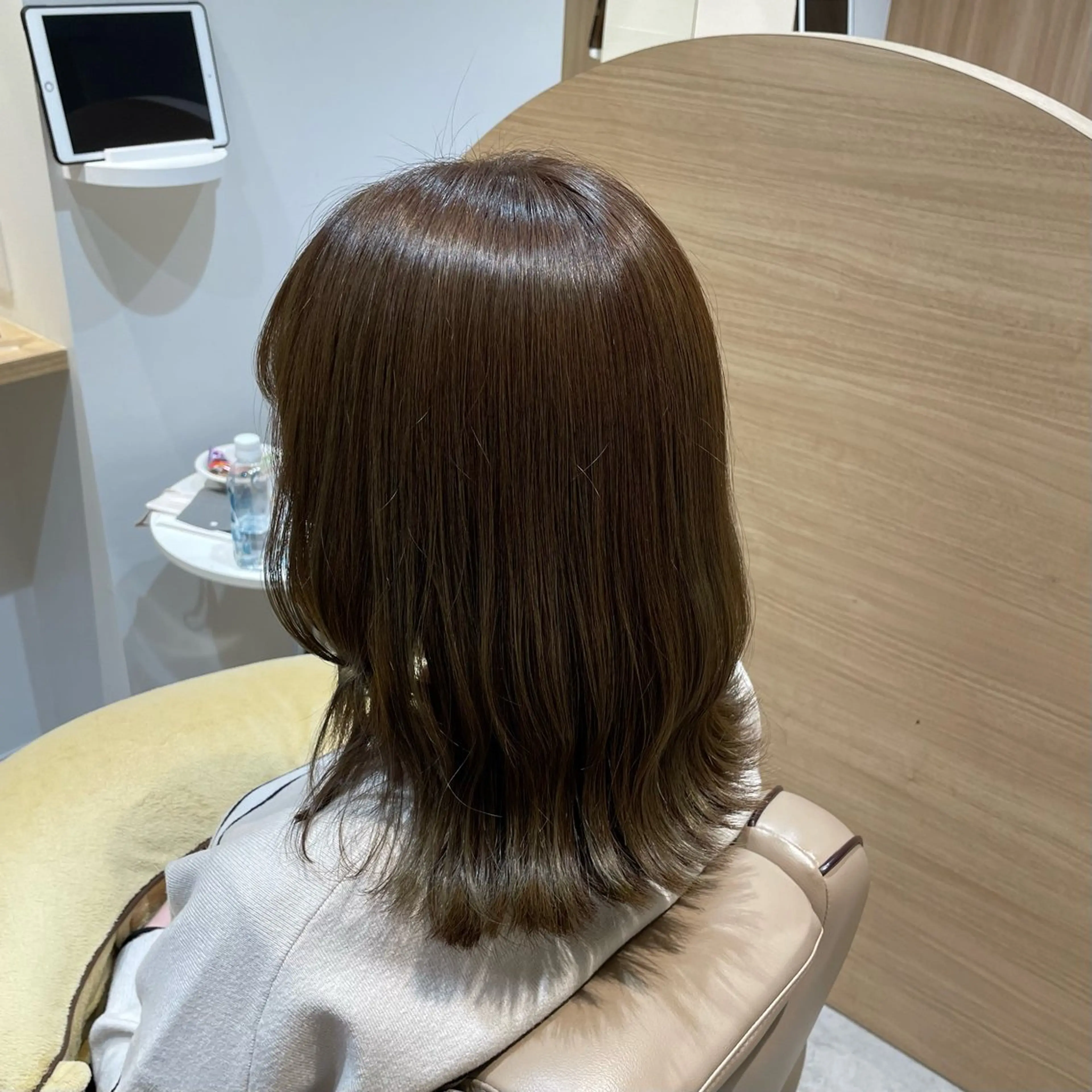 ミディアム カラー アッシュ ホワイトアッシュ MIKU .のヘアスタイル