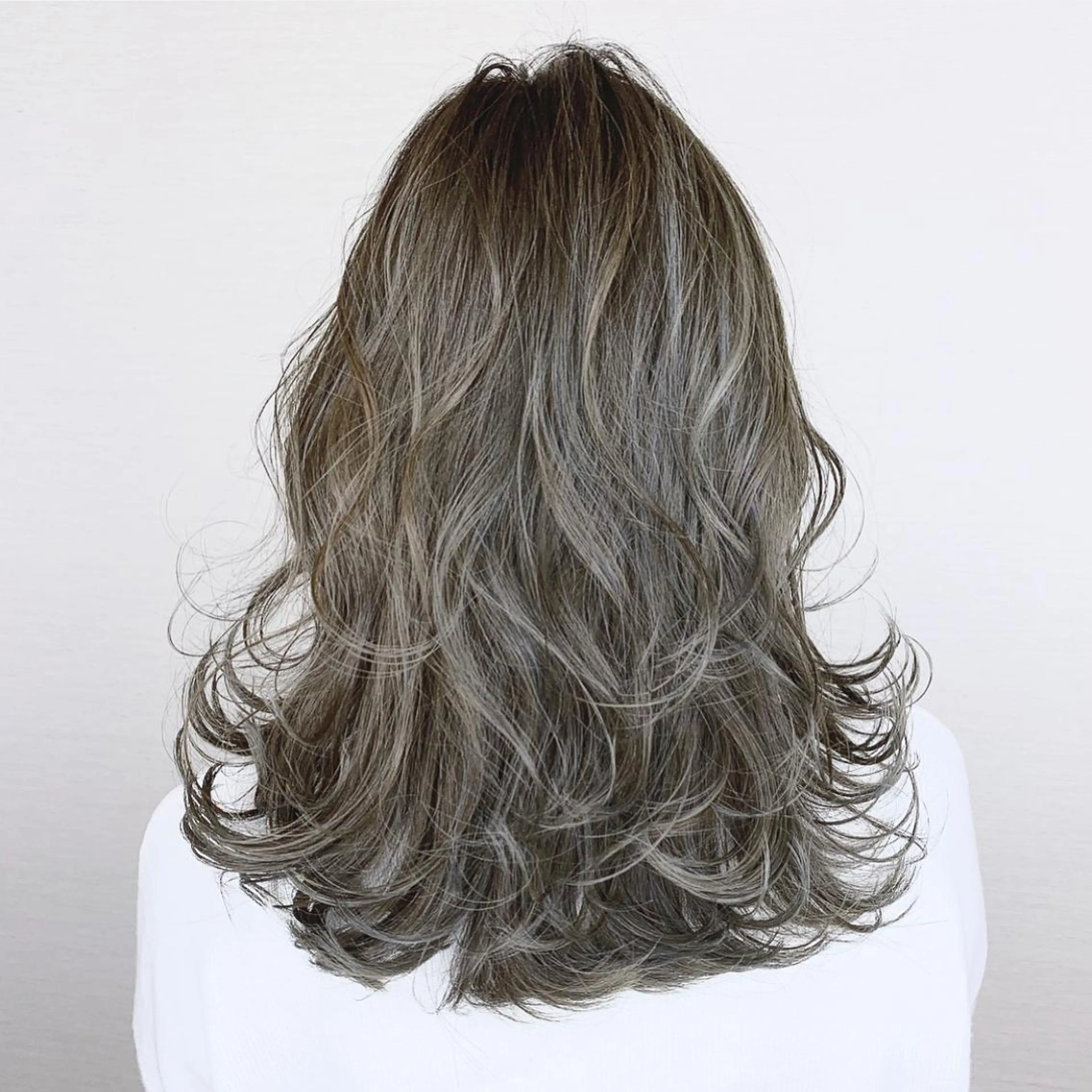 セミロング カラー 韓国レイヤーカット/ ダブルカラーのヘアスタイル