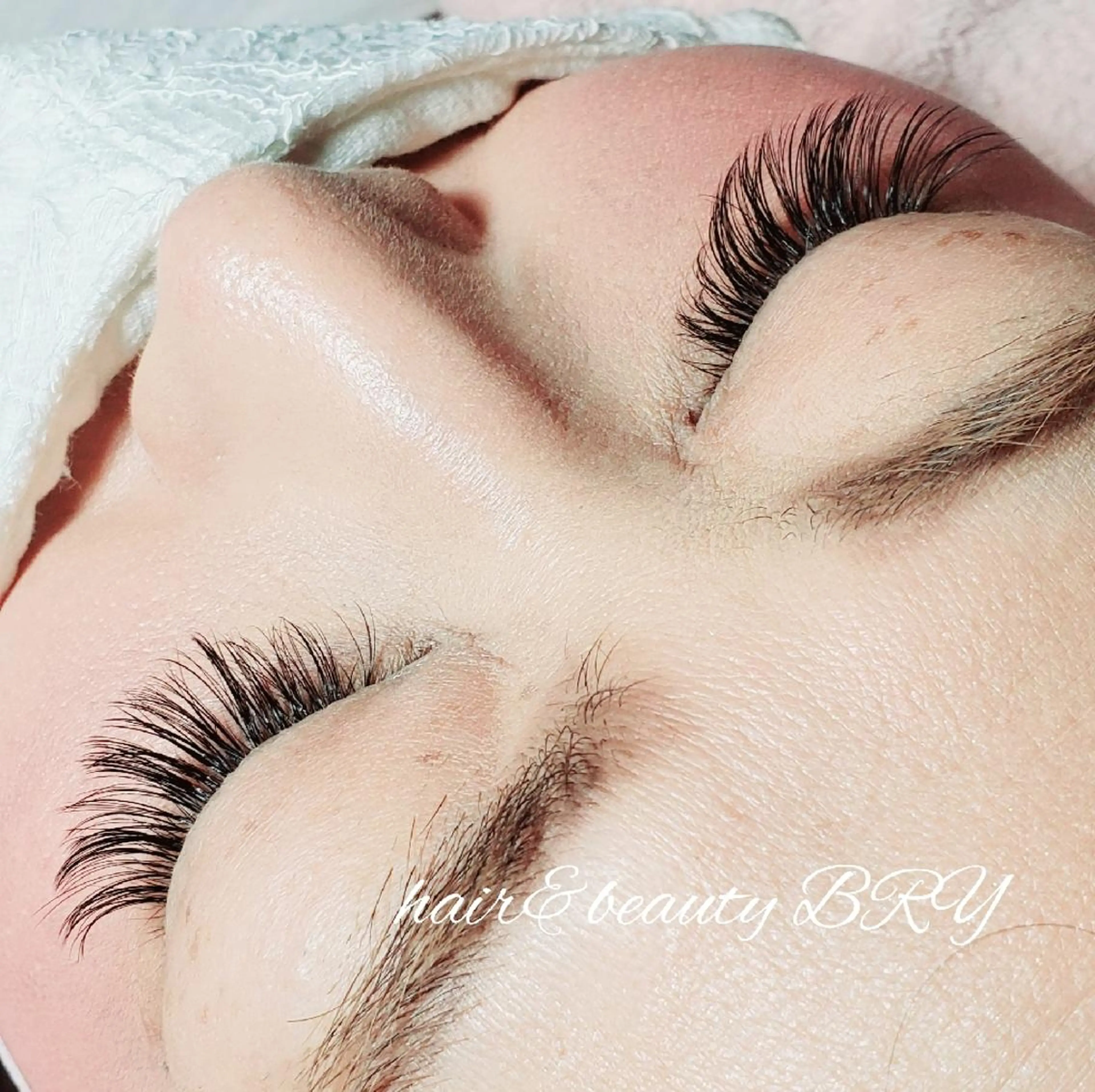 マツエク・マツパ バインドロック カラーマツエク フラットラッシュ ゴージャス ナチュラル Hair＆beauty BRY所属・hair& beauty BRYのマツエク・マツパデザイン