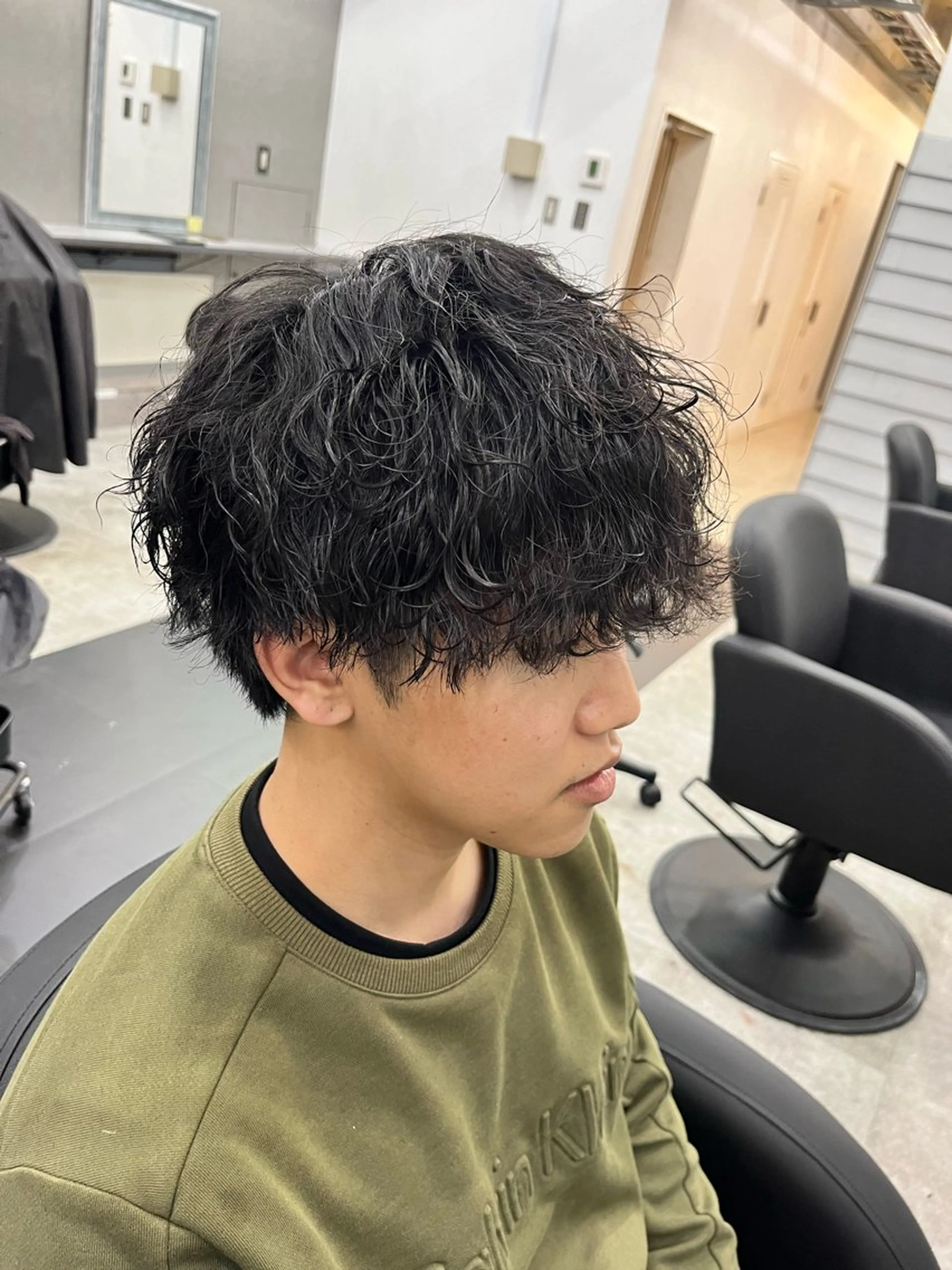 ショート パーマ メンズ 波巻きパーマ カット パーマ トリートメント 柔らかいヘアカラー 大成のヘアスタイル