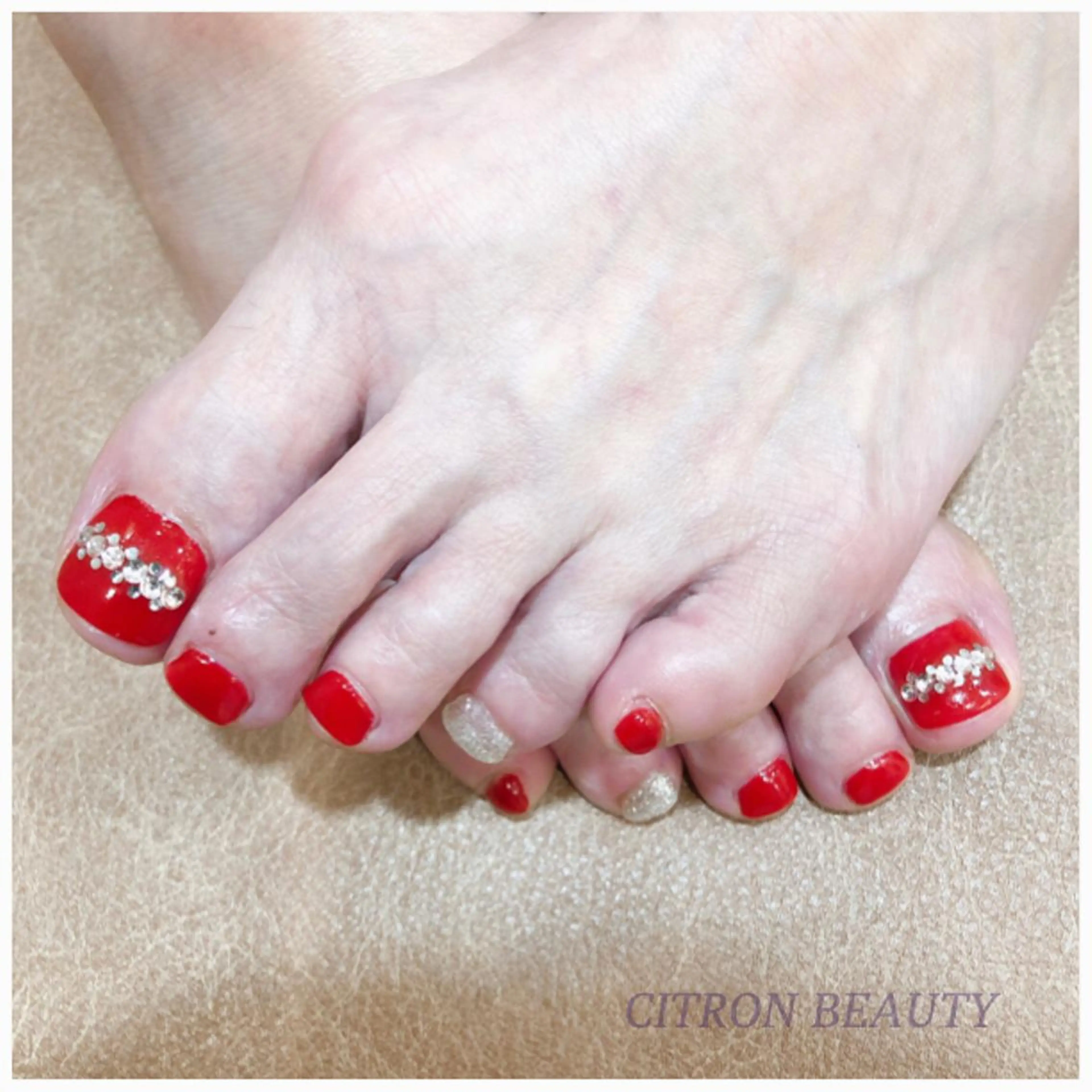 ネイル ゴージャス 赤色 ストーンネイル CITRON NAIL💅練習生のネイルデザイン