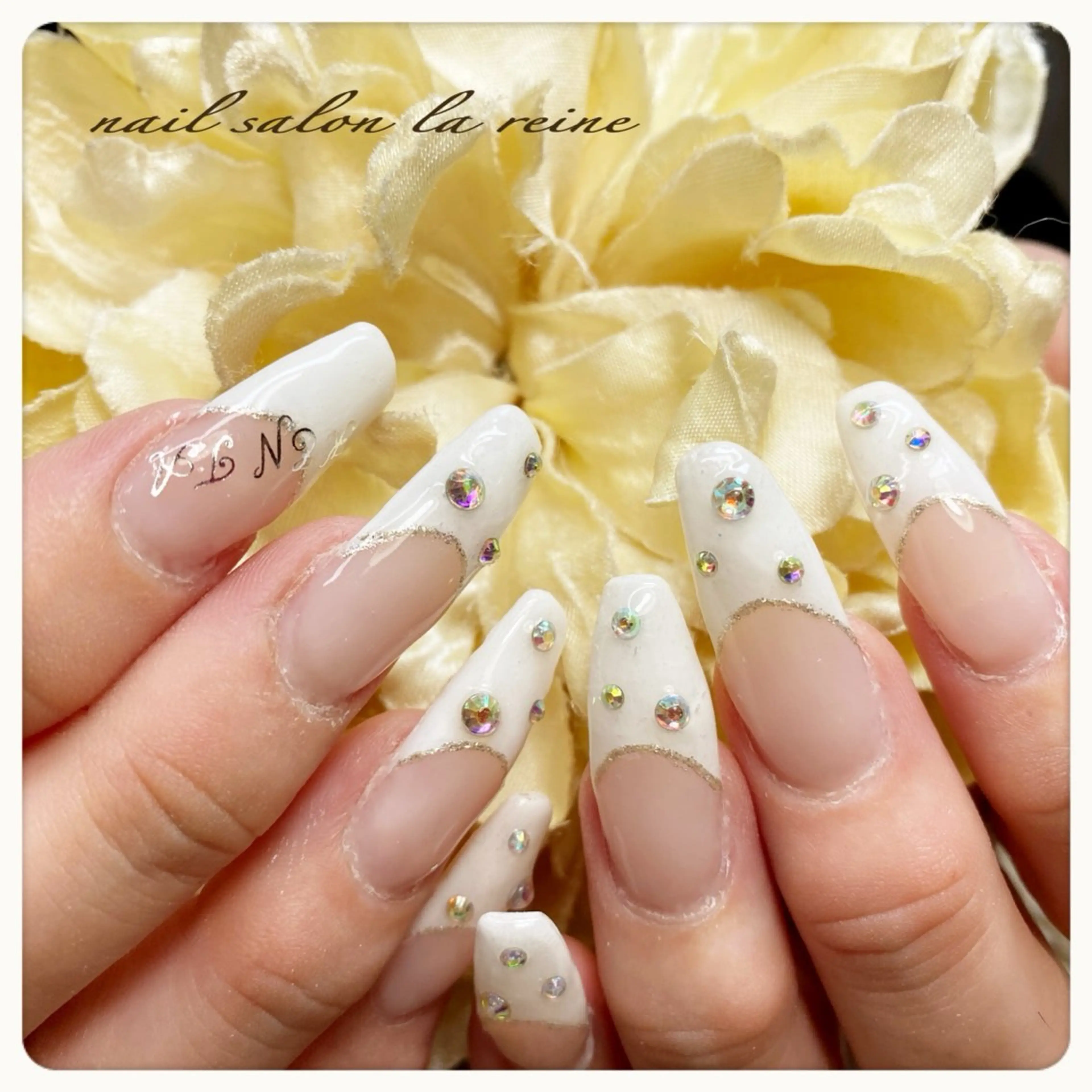 ネイル フレンチネイル ストーンネイル nail salon  la reine所属・nail salon la reineのネイルデザイン