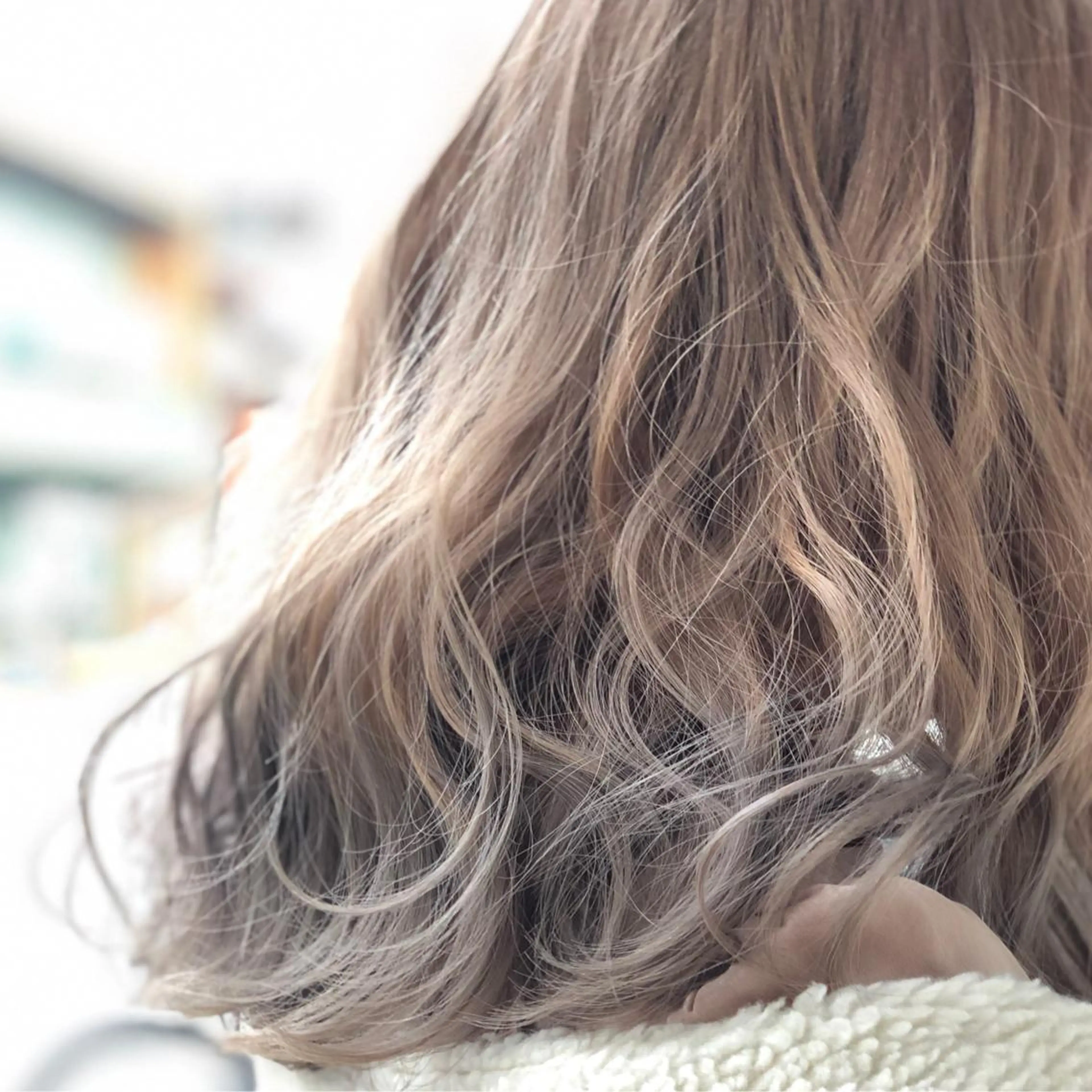 ミディアム カラー グラデーションカラー グレージュ イケダ ハルカのヘアスタイル