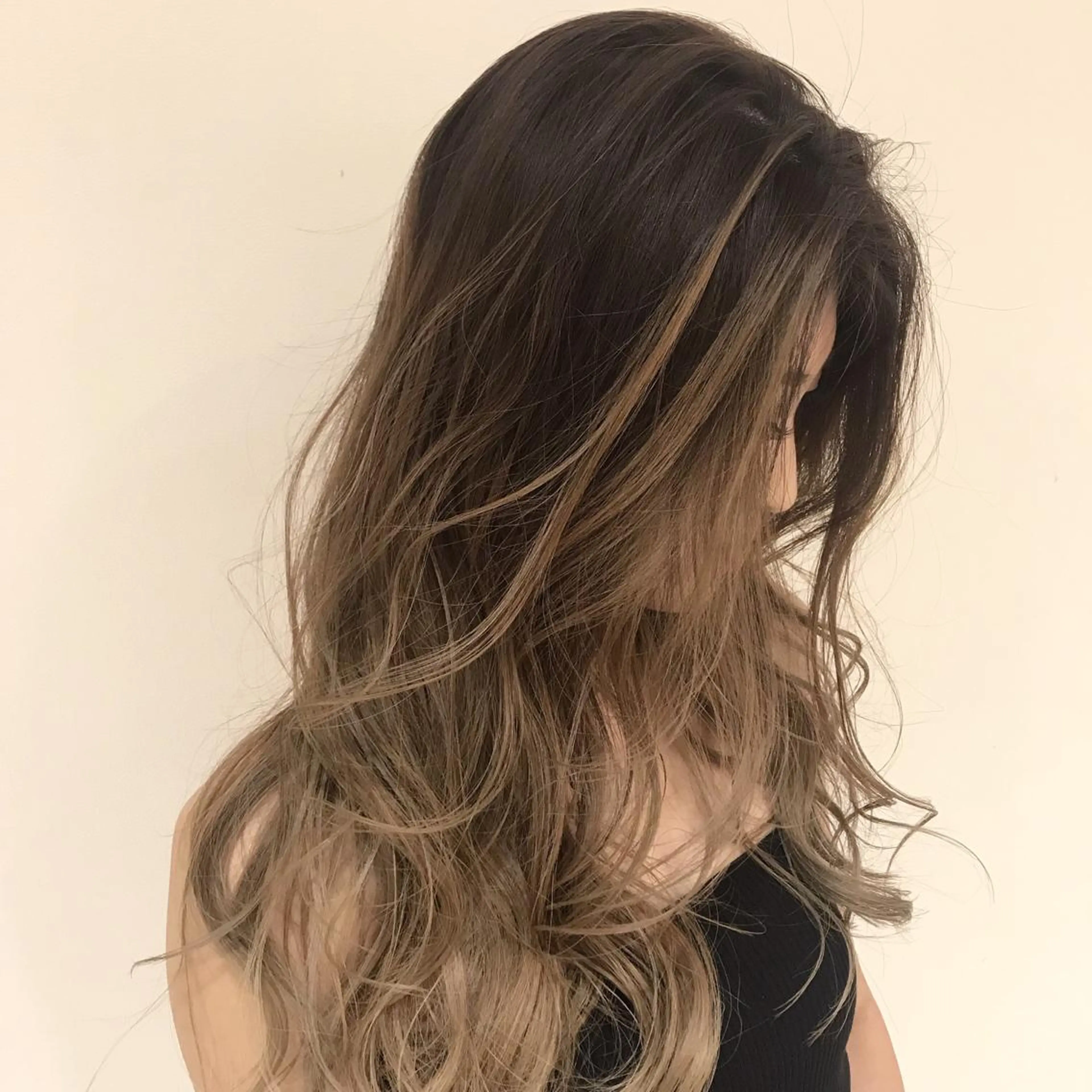 セミロング カラー アッシュ アッシュグレー アッシュグレージュ バレイヤージュ ベージュカラー AMI Hair  supply所属・髪質改善カラー 韓国風レイヤーのヘアスタイル