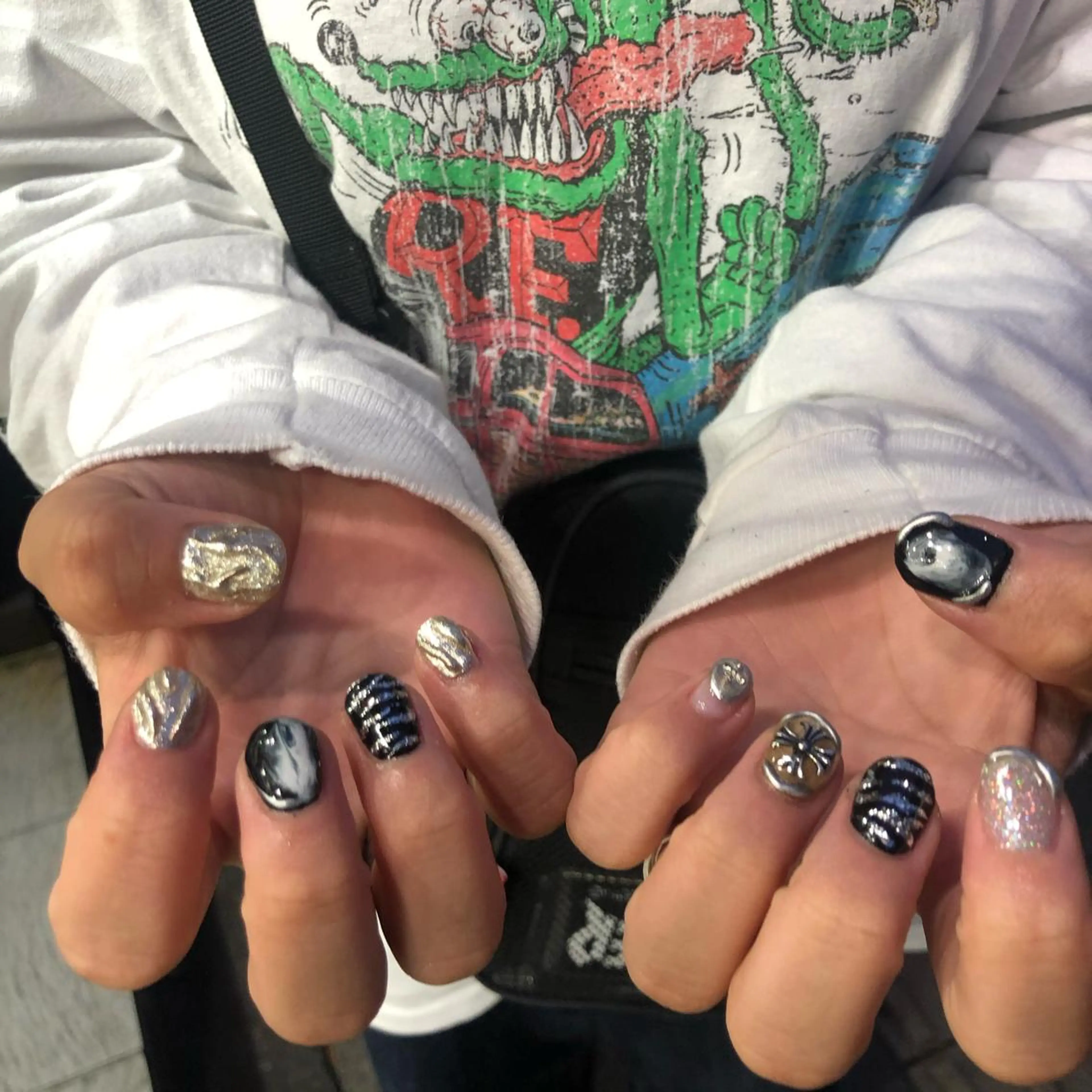 カラー ネイル マツエク・マツパ 黒髪 シルバー アニマル柄 シルバー チャンモリパーマ/韓 国/Minami🦋のヘアスタイル