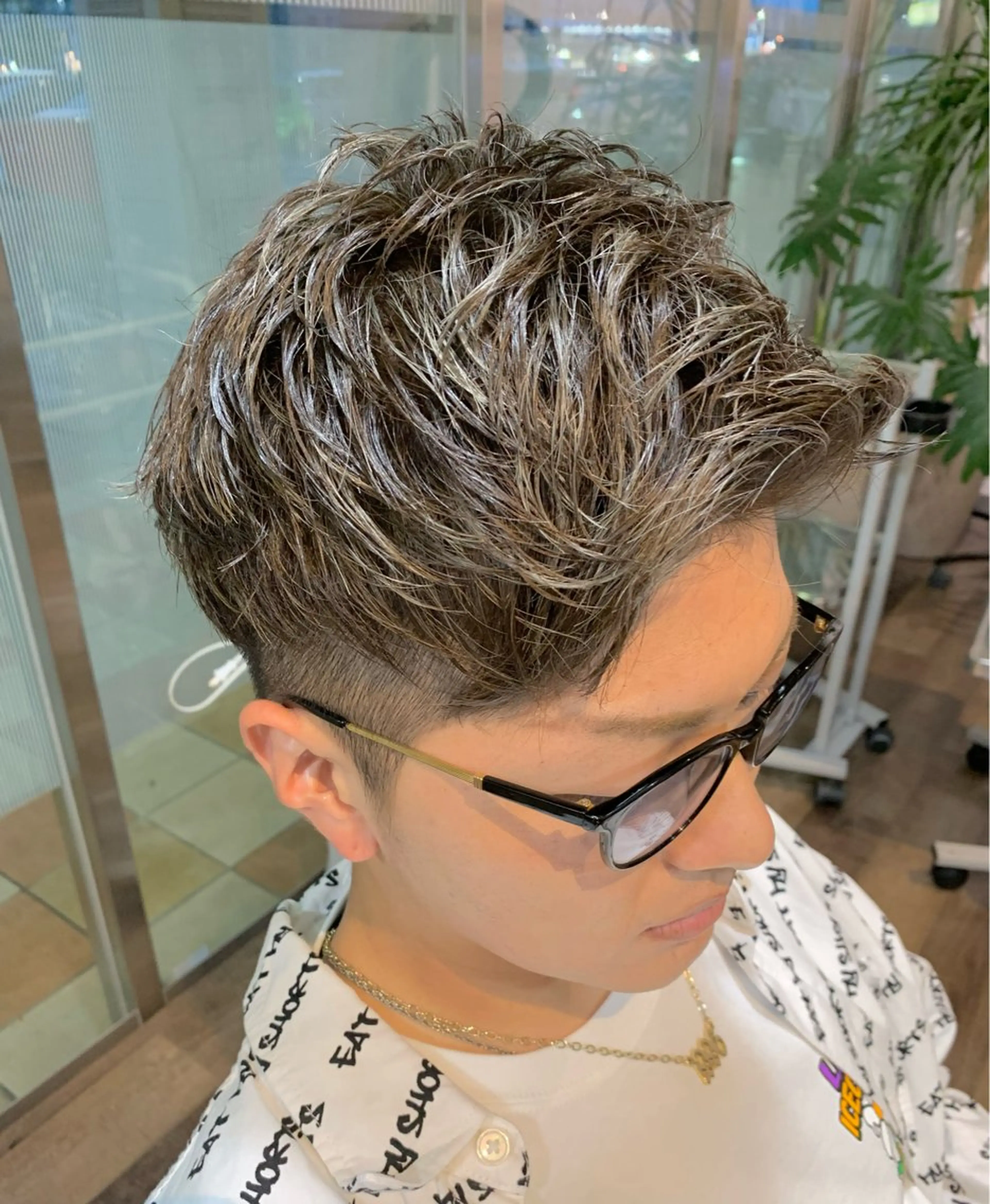 カラー メンズ メンズハイライト メンズショート グレージュ ハイライトカラー カット ヘアカラー 【艶カラー】 STYLE 和泉俊希のヘアスタイル