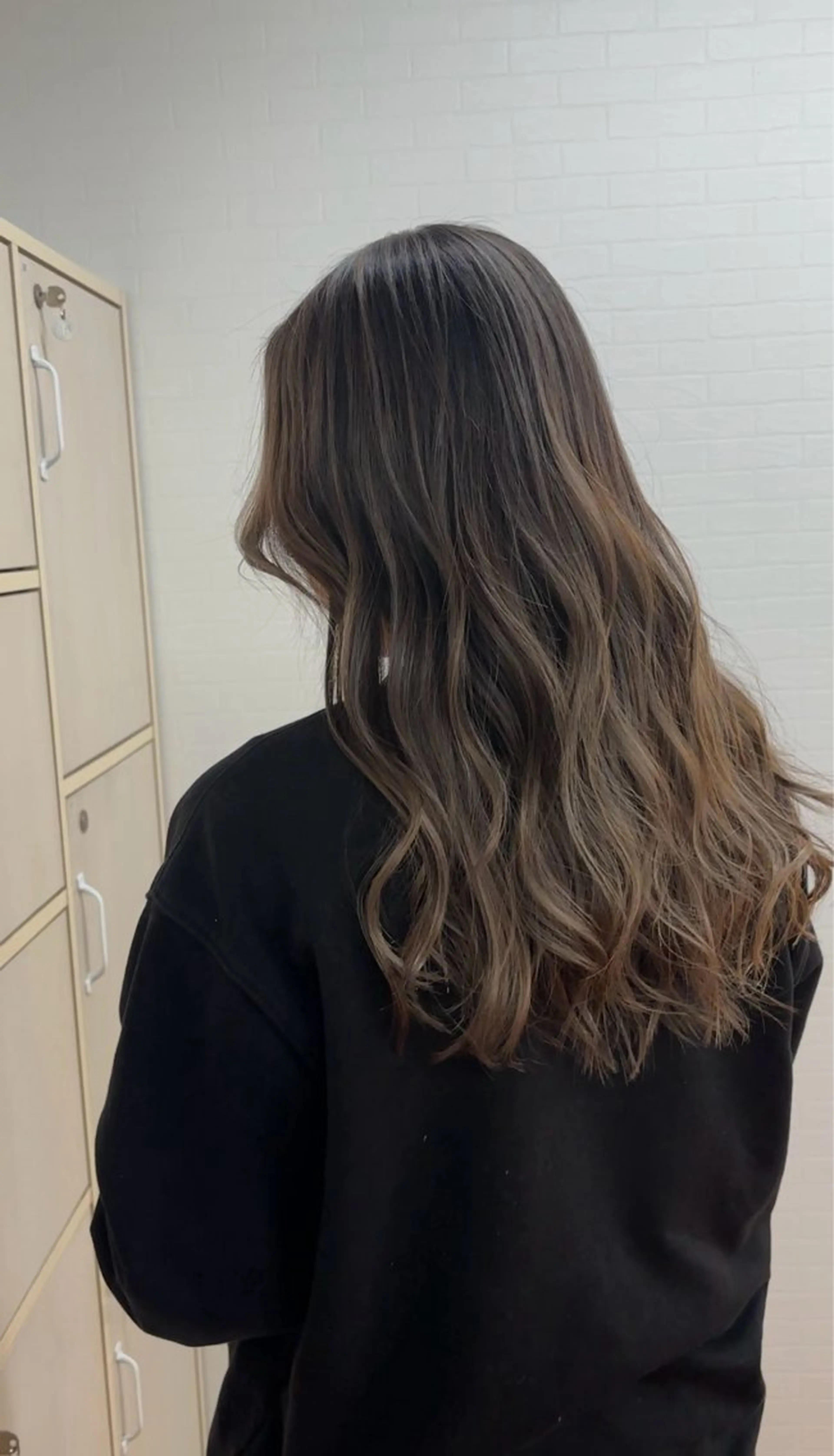 ロング カラー ヘアアレンジ バレイヤージュ ダブルカラー グレージュ ハイライトカラー ハイライト カット ヘアカラー トリートメント グランルッソ所属・岡山× バレイヤージュカラーのヘアスタイル