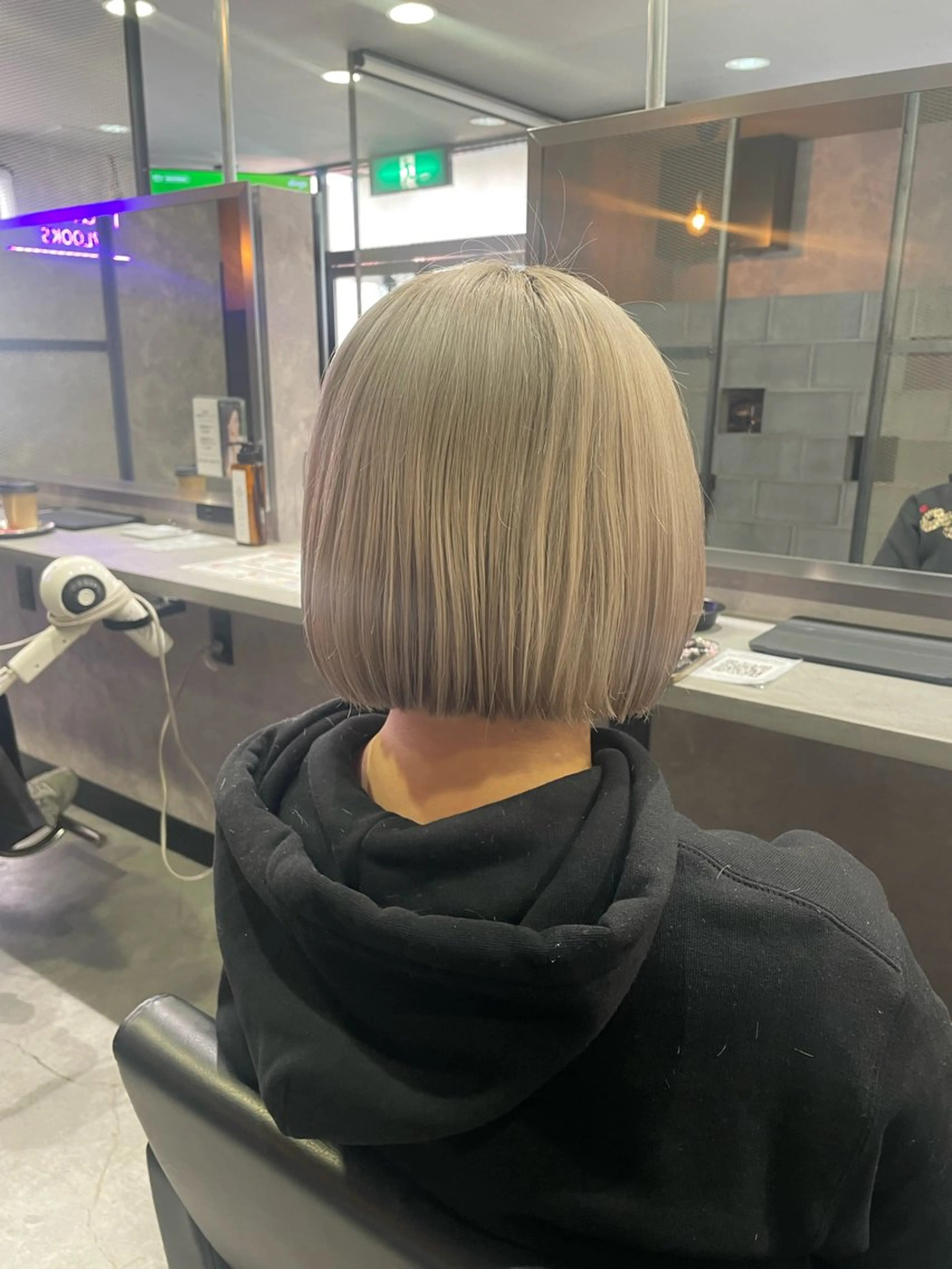 ショート ボブ カット 手塚 由佳のヘアスタイル