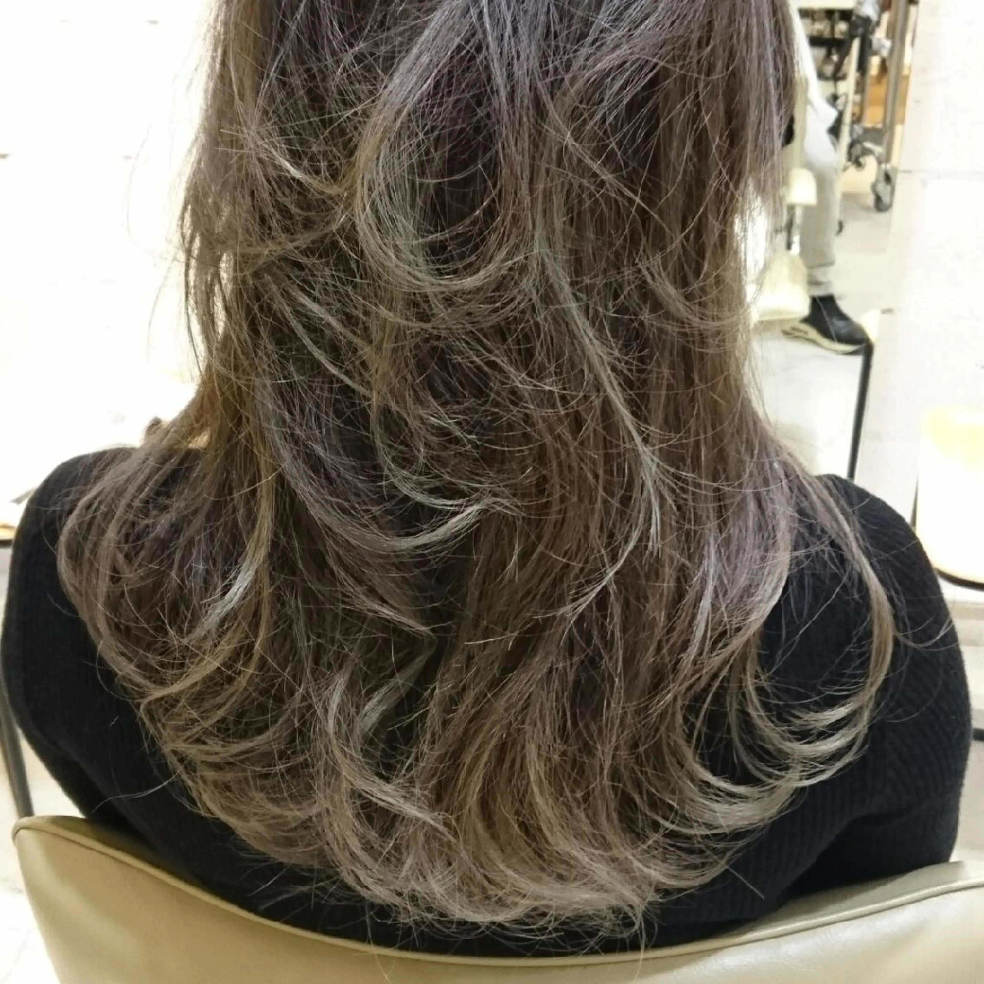 ミディアム カラー グレージュ ハイトーンカラー メッシュ takk design labのヘアスタイル