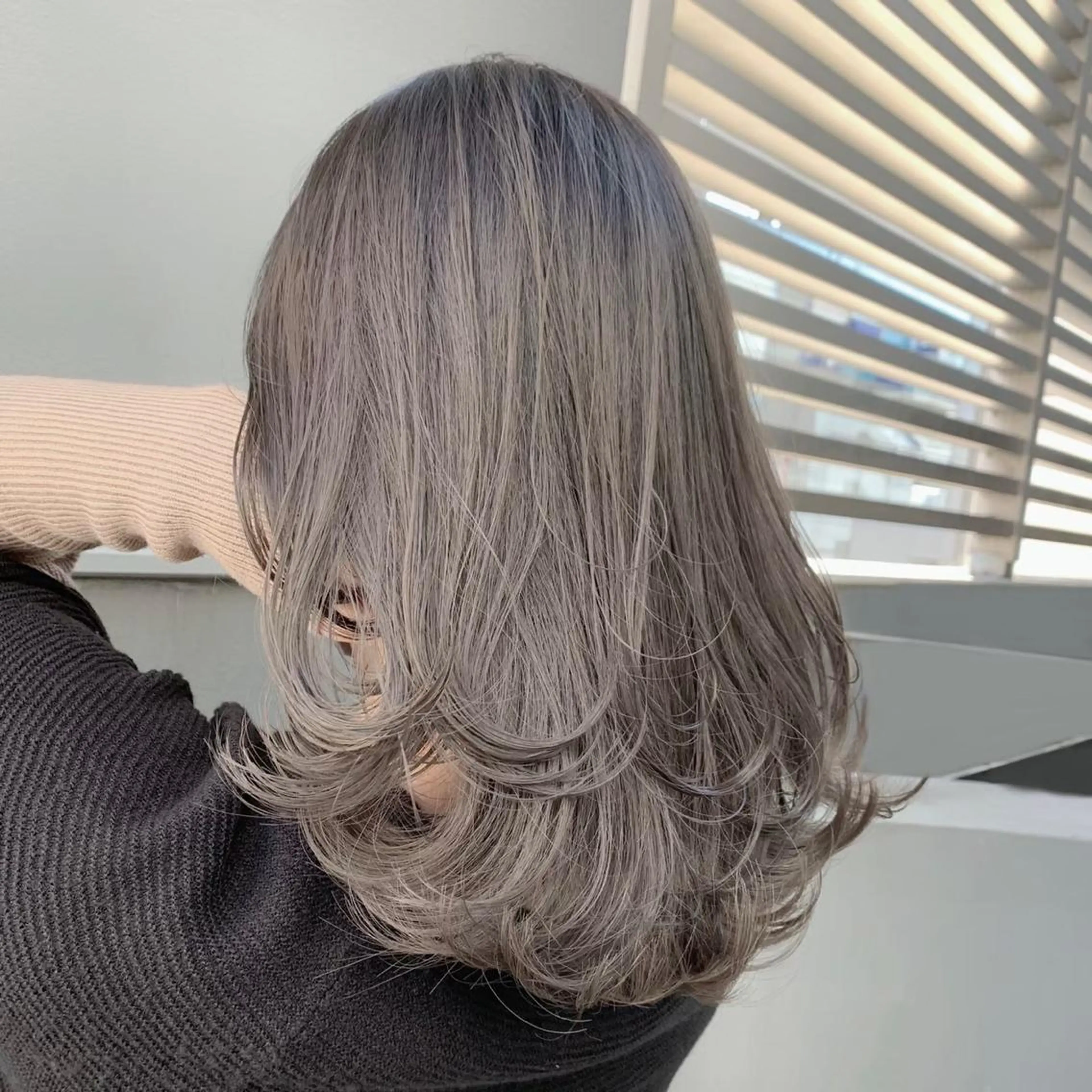 セミロング カラー アッシュ ベージュカラー 中村 彩乃のヘアスタイル