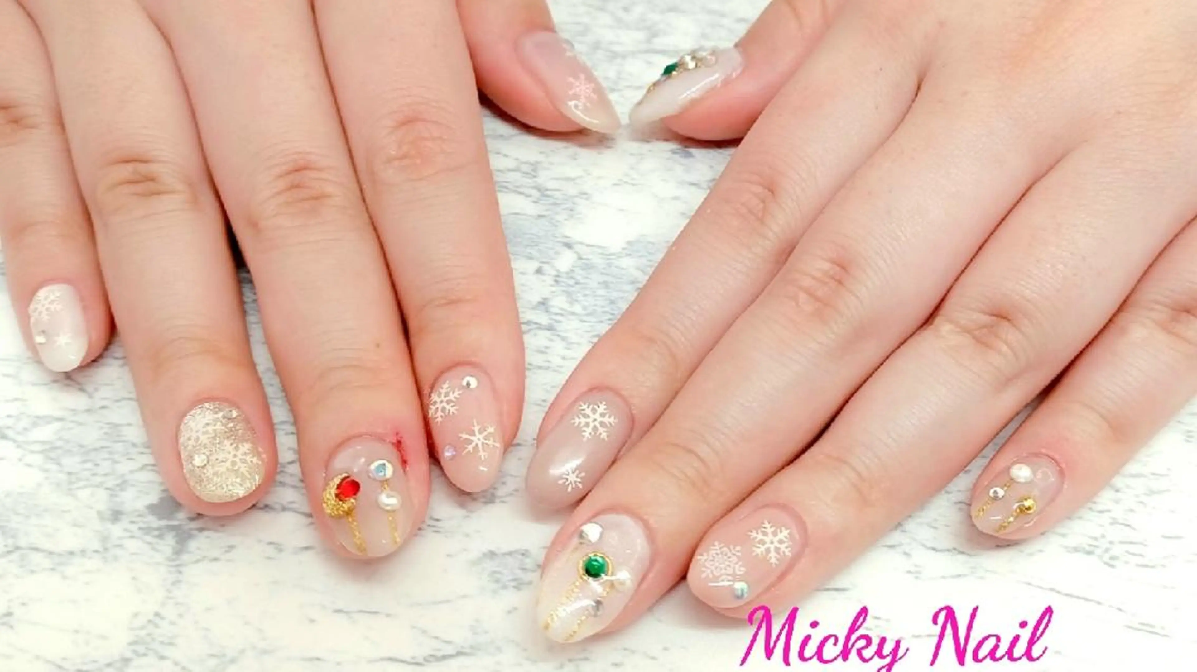ネイル ミディアム クリスマス オフィスネイル 冬ネイル クリスマス Micky nail chikushinoのネイルデザイン