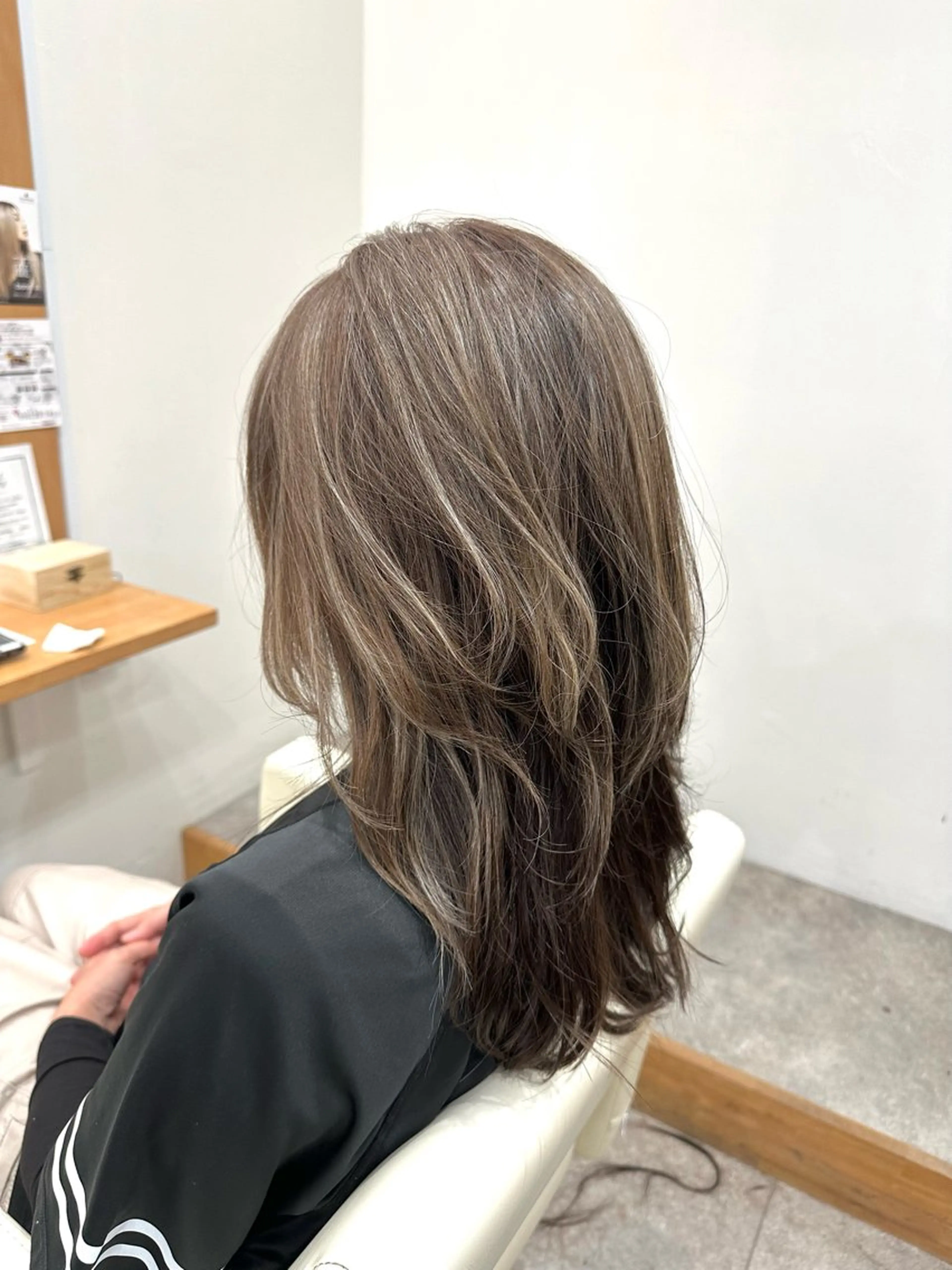 ロング カラー ヘアアレンジ ベージュカラー ハイライトカラー ホワイトベージュ ハイライト SALOWIN京都河原町Suite店所属・外国人風レイヤー/ ハイトーンSHUのヘアスタイル