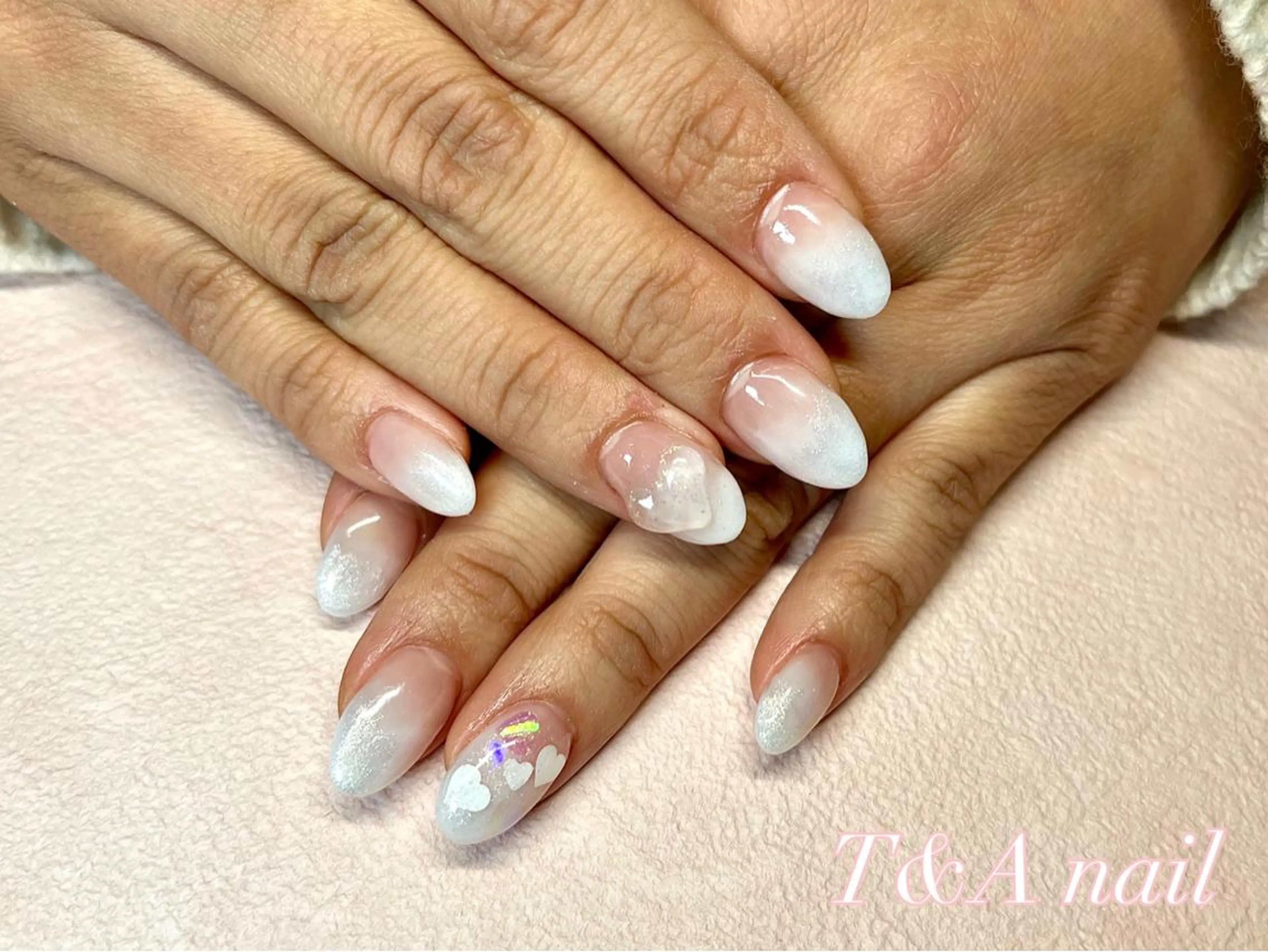 ミディアム ネイル 長さ出し ジェルネイル グラデーション ハート キラキラネイル ハンドネイル T&A nailのネイルデザイン