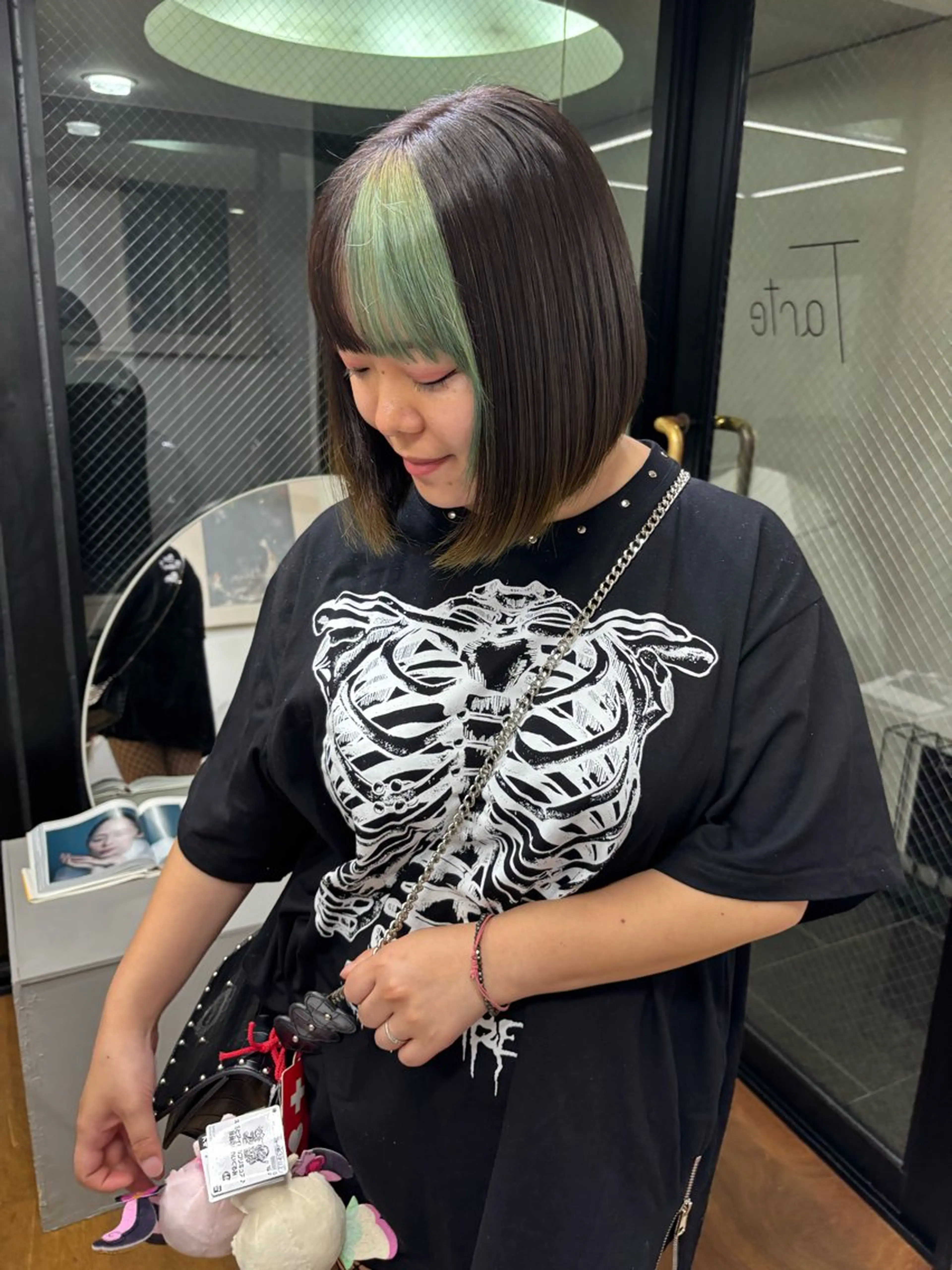 ショート カラー ブリーチ デザインカラー 柔らかストレートと ツヤカラー/和田陽向のヘアスタイル