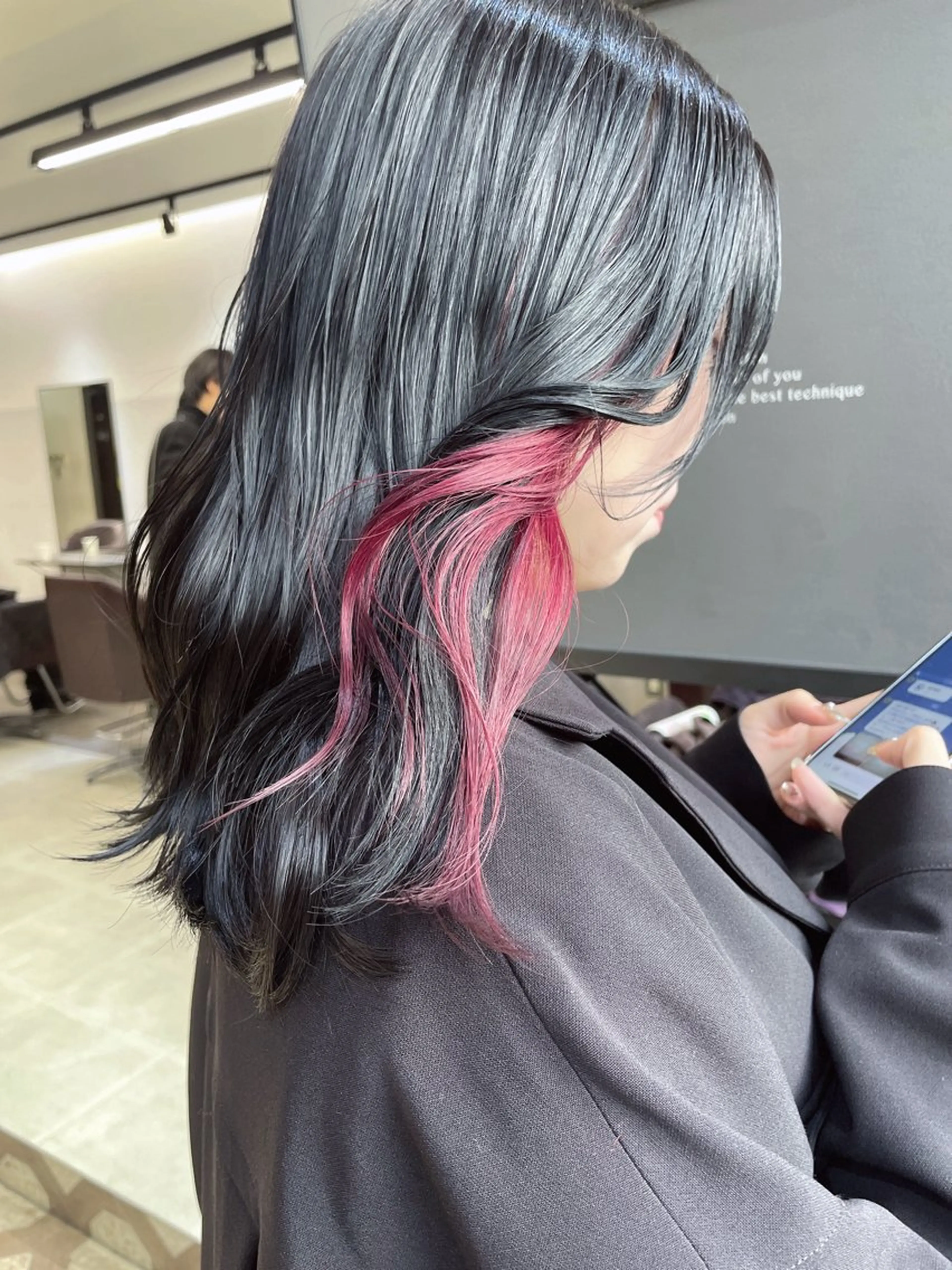 セミロング カラー イヤリングカラー AIRI layer cut hairのヘアスタイル