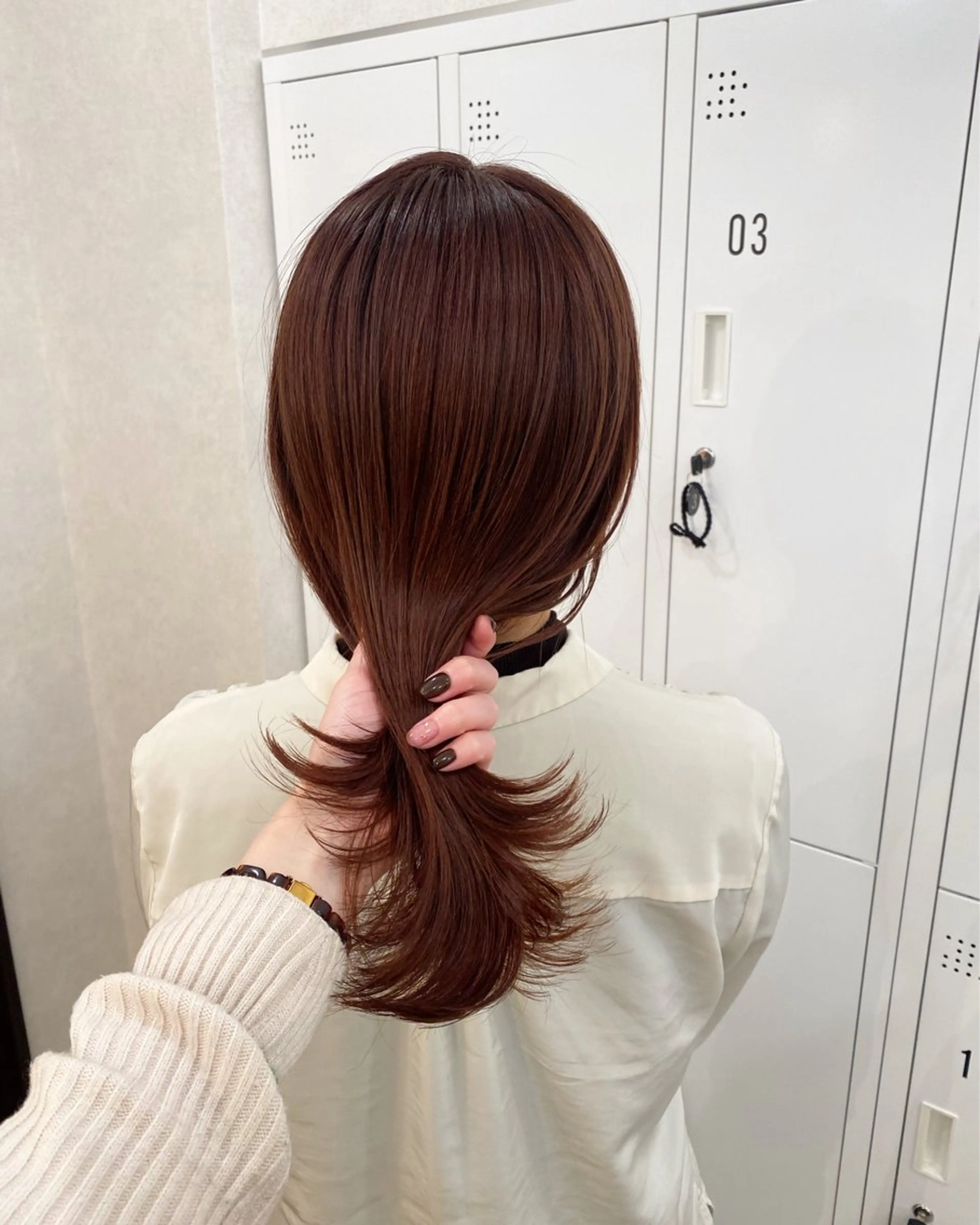 ミディアム カラー ブラウンカラー ネヅ カオルのヘアスタイル