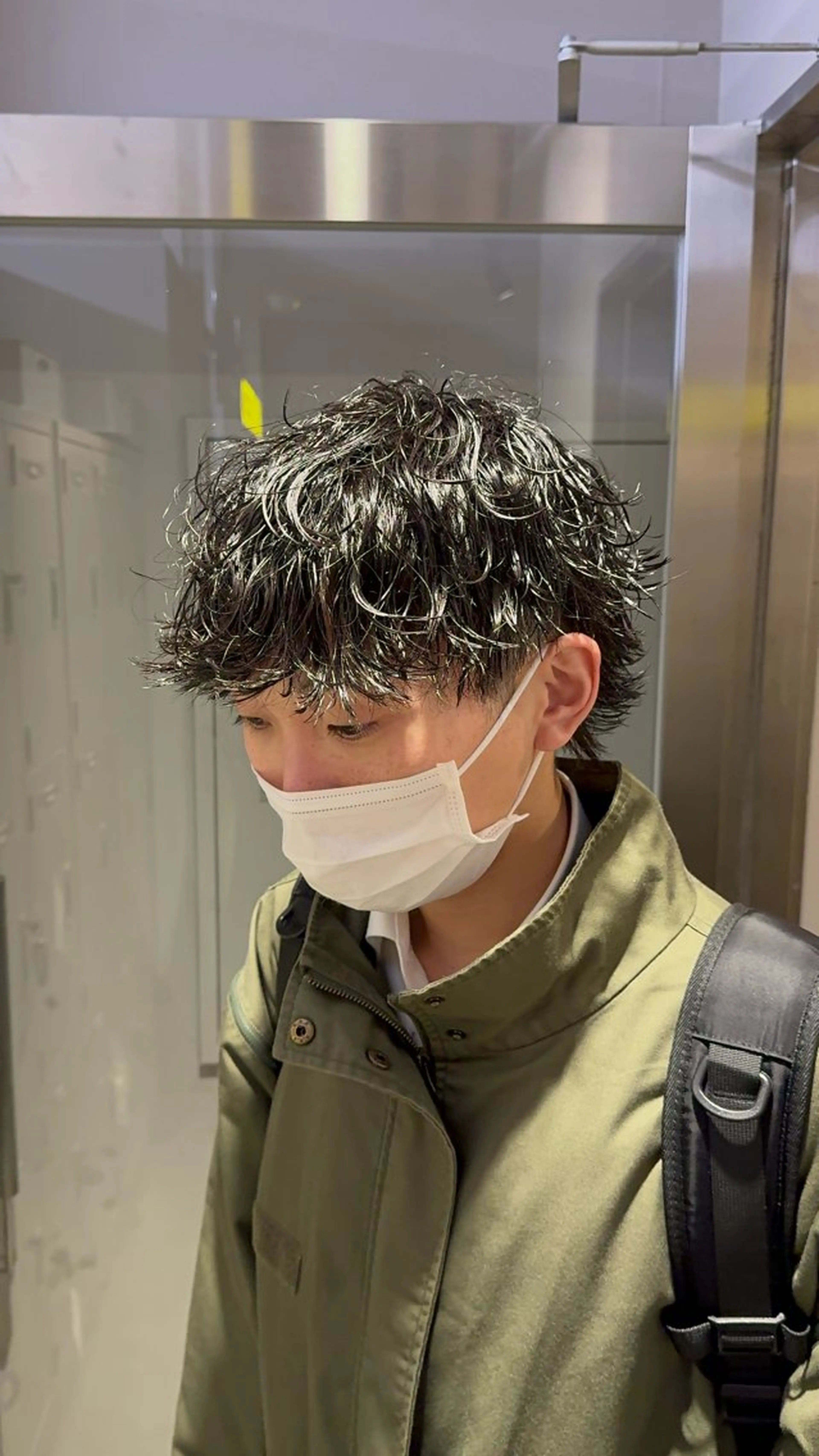 ミディアム パーマ ヘアアレンジ メンズ ミディアムパーマ メンズパーマ 波巻きパーマ 顔まわりカット の達人のヘアスタイル