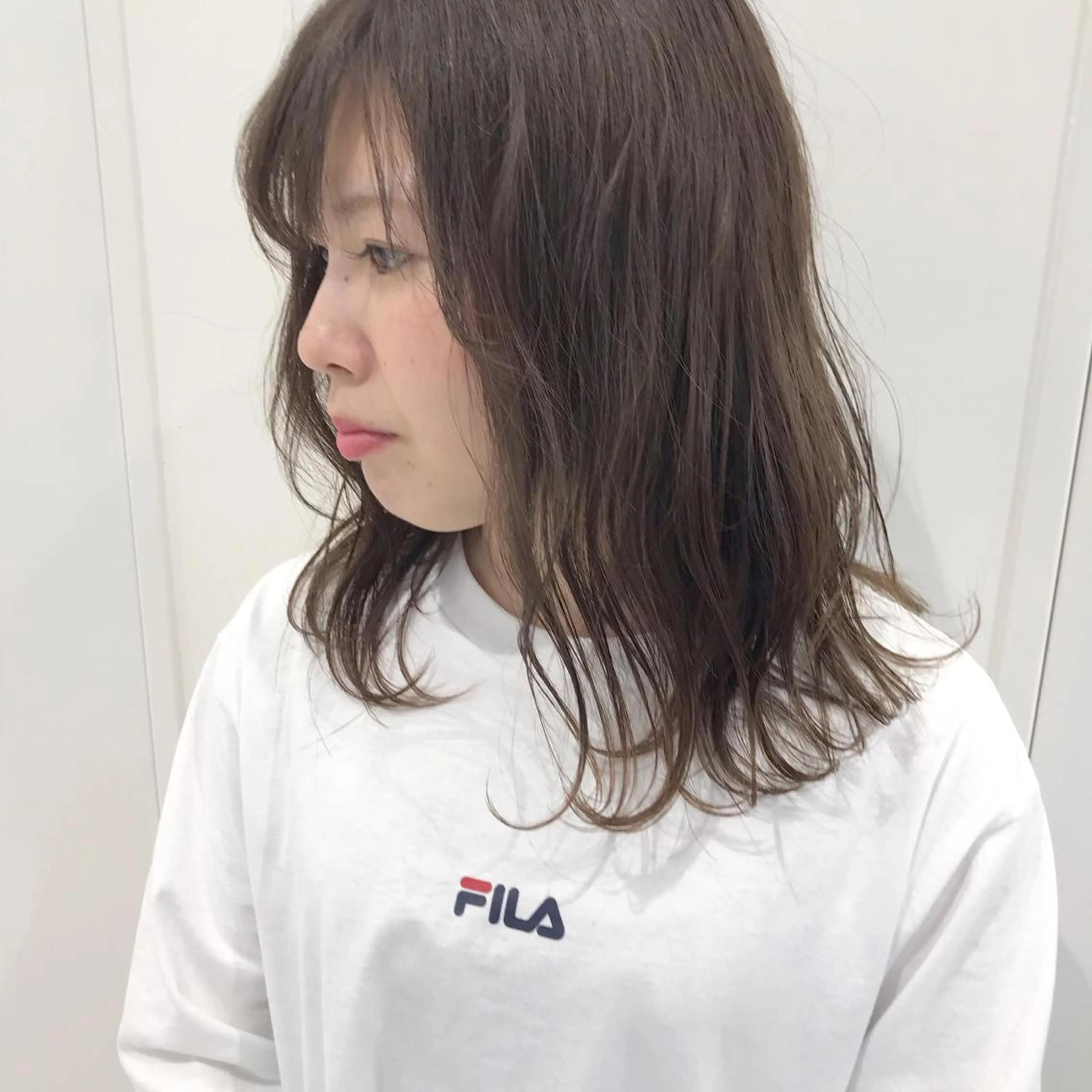 ミディアム カラー グレージュ AGU akariのヘアスタイル